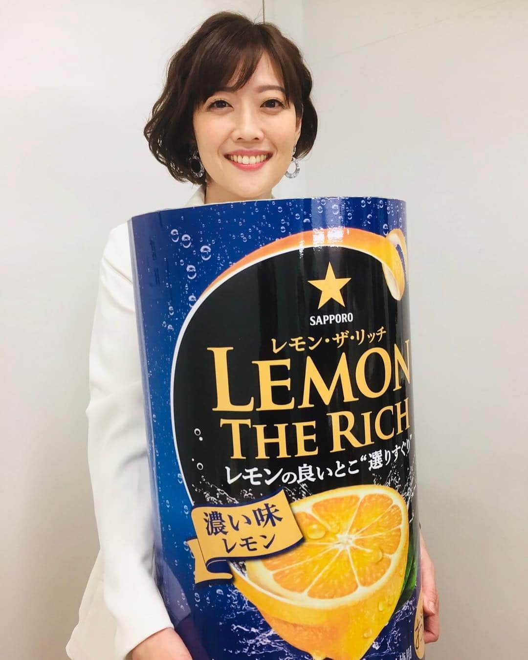 のインスタグラム：「サッポロ「レモン・ザ・リッチ」の新CM記者発表会のお仕事でした！松岡昌宏さんがCMイメージキャラクター！私は15年ぶり？に松岡さんとお仕事しました！変わらずキラキラして素敵でした✨ありがとうございました！ #海保知里 #レモンザリッチ #これまでのレモンサワーと違う #私の衣装もレモン色 #みんなが沢山写真を撮ってくれました #感謝です💕」
