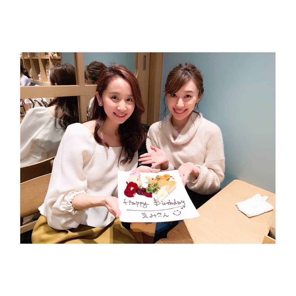 楠紗友里さんのインスタグラム写真 - (楠紗友里Instagram)「大好きなえみさんとランチ❤️ 遅ればせながらお誕生日をお祝いさせていただきました☺️❣️ （といいつつ自分の話ばかりしていましたが笑） マジメな話をしているようで、最終的にはヘンテコな感じに🤣 食べるより話が優先になりすぎて、食事の写真はすっかり撮り忘れていました笑 あっっっという間すぎたので、また近々会いましょう！😭😭✨ #スターダスト #キャスター #同期 #ランチ #lunch #小野恵美 さん #happybirthday #hbd そして今日はスプラトゥーン振替配信です♬ 見てね🌟」3月27日 13時00分 - sayuri_kusunoki