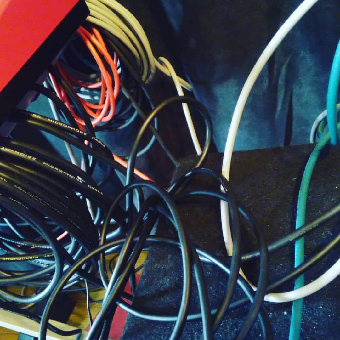 アナンダ・ジェイコブズさんのインスタグラム写真 - (アナンダ・ジェイコブズInstagram)「My brain feels like this right now. A lot of information, disorganized, connections everywhere, a mess but somehow messages are still being transmitted. #brain #wires #colorful #art #mess #declutter #how」3月27日 13時01分 - ananda_jacobs_
