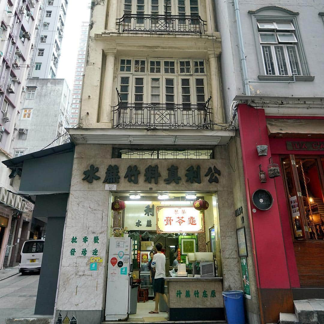 Discover Hong Kongさんのインスタグラム写真 - (Discover Hong KongInstagram)「Give your taste buds a treat with a tour in Old Town Central, where dai pai dongs, local snack shops and hip cafes are merely steps away from each other. 探索舊城中環大街小巷，踏足傳統大牌檔、道地小店與新派咖啡屋，嚐遍繽紛滋味！ オールド・タウン・セントラルでグルメツアーがおすすめ。屋台からローカルなおやつ、お洒落カフェまで、選択肢はたくさん。 #DiscoverHongKong」3月27日 13時01分 - discoverhongkong