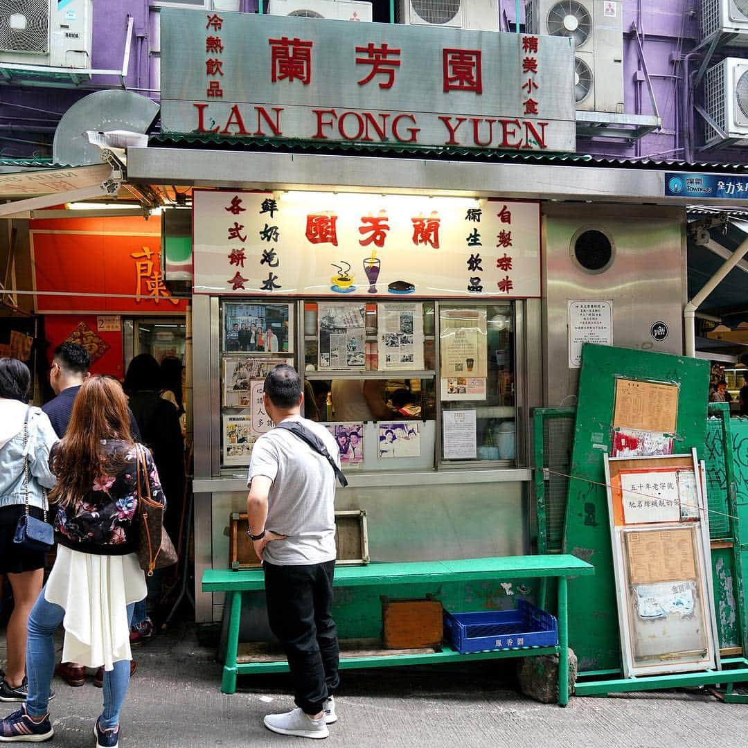 Discover Hong Kongさんのインスタグラム写真 - (Discover Hong KongInstagram)「Give your taste buds a treat with a tour in Old Town Central, where dai pai dongs, local snack shops and hip cafes are merely steps away from each other. 探索舊城中環大街小巷，踏足傳統大牌檔、道地小店與新派咖啡屋，嚐遍繽紛滋味！ オールド・タウン・セントラルでグルメツアーがおすすめ。屋台からローカルなおやつ、お洒落カフェまで、選択肢はたくさん。 #DiscoverHongKong」3月27日 13時01分 - discoverhongkong