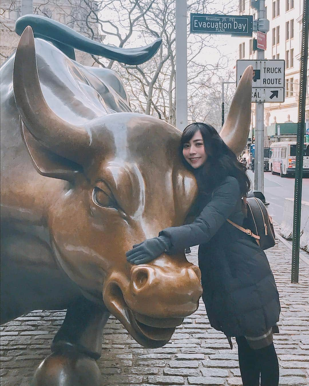 緑川ちひろさんのインスタグラム写真 - (緑川ちひろInstagram)「ウォール街にいた牛さん🐄🍼 #グラビア #レースクイーン #イベントコンパニオン #タレント #キャンギャル #ニューヨーク #ニューヨーク旅行 #ウォール街 #牛 #金運アップ #石油王と繋がりたい」3月27日 13時04分 - chihiro_midorikawa