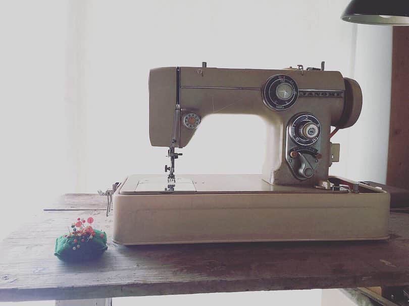 甲斐麻美さんのインスタグラム写真 - (甲斐麻美Instagram)「この方(サンディー)と針仕事。 わたしはお裁縫が何よりも苦手です。  が、今年は義母さんから頂いたミシンを沢山使うのも目標なんだー。  苦手を好きにしちゃうんだから。」3月27日 13時13分 - kaico_asami