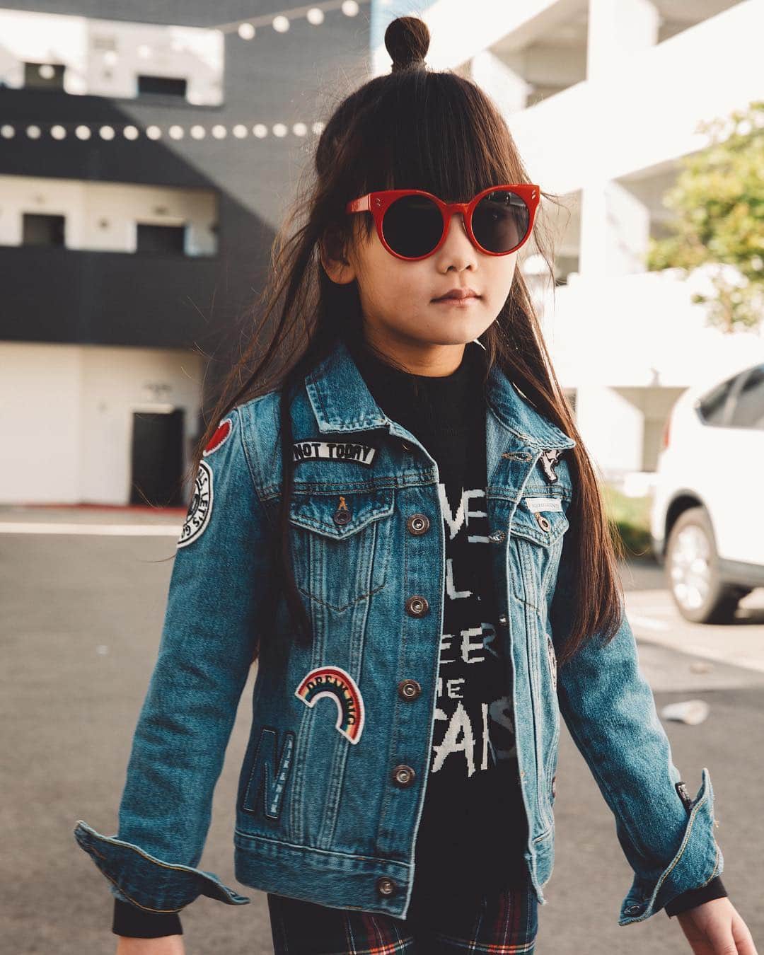 Zooey Miyoshiさんのインスタグラム写真 - (Zooey MiyoshiInstagram)「Walking around town as a 7 year old like 💁🏻‍♀️....Outfit from from @childrensalon #ad #dressedbyCS 📸 by @samuel.victoria」3月27日 13時19分 - zooeyinthecity