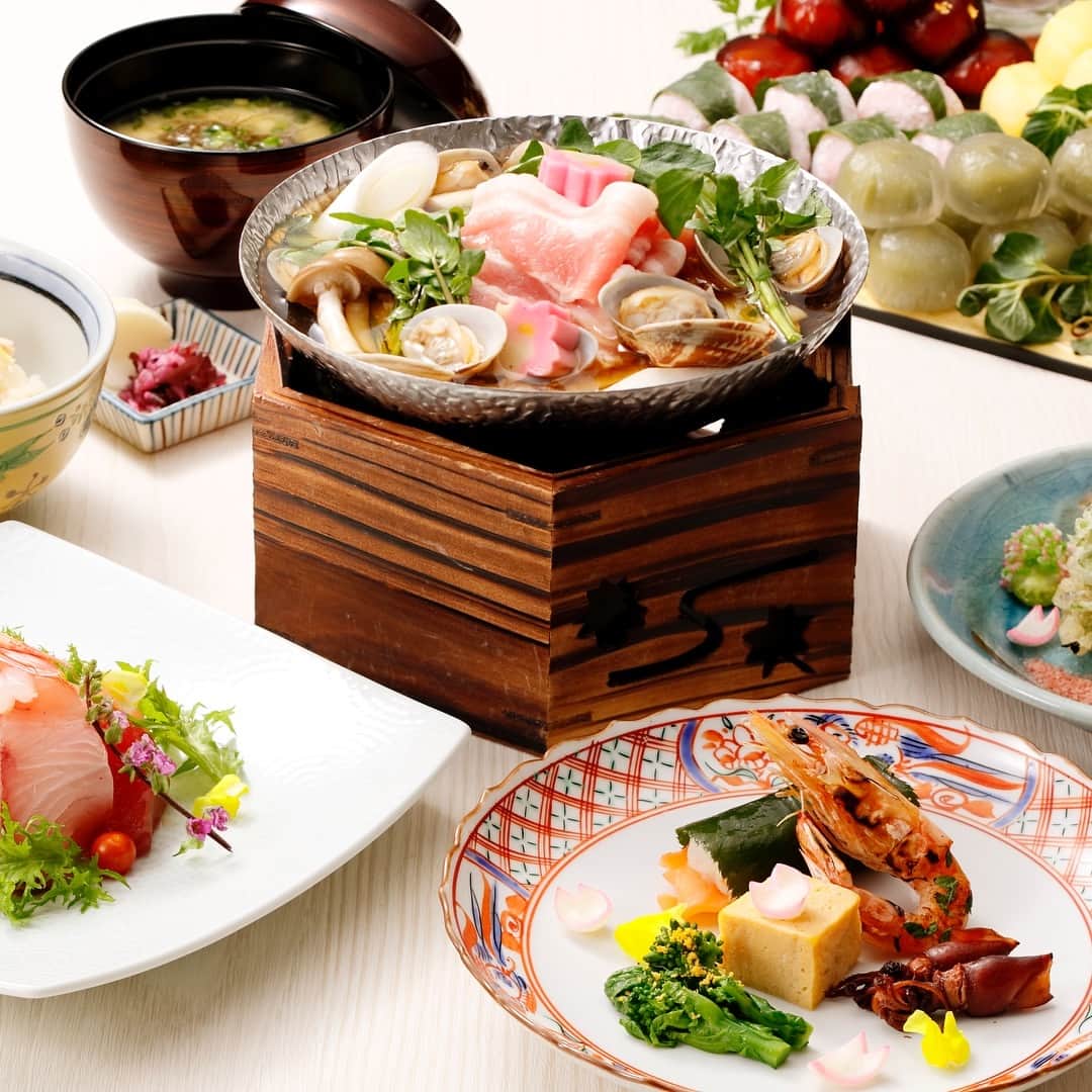 hotel nikko kanazawa ホテル日航金沢さんのインスタグラム写真 - (hotel nikko kanazawa ホテル日航金沢Instagram)「． ． 🐷弁慶のおすすめランチ🍲 ． ． ホテル日航金沢では、各レストランがそれぞれの特色あるランチをこの春もご提供しております。数あるランチの中から今回は、6階日本料理「弁慶」の『リッチランチ　弁慶 春鍋ミニ会席』をご紹介いたします！ ． 春の食材を使った小鍋とミニ会席をお愉しみいただける、お腹にも心にも そしてお財布にも優しいリッチランチ。小鍋は月毎に内容が変わり、今月3月は「能登ポークと浅利の春鍋」をご提供いたしております。残すところ3月はわずかとなりましたが、4月はまた違った小鍋をご用意いたしておりますので旬の素材の旨味が詰まった弁慶自慢の小鍋をぜひご堪能くださいませ。 ． さらに食後のデザートは、バイキング形式となっております。和洋バラエティー豊かなデザートをお好きなだけ。ランチタイム女子会や送別会にもおすすめです♪ ． ※写真はイメージです。 ． #金沢 #kanazawa #happy #like #instagood #ホテル日航 #日航金沢 #ホテル日航金沢 #hotelnikkokanazawa #弁慶 #Benkay #鍋 #和食 #washyoku #和スイーツ #デザートブッフェ #ランチ #かわいい #ケーキ #スイーツ #デザート #インスタ映え #3月」3月27日 13時26分 - hotelnikkokanazawa