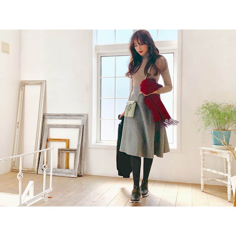 のインスタグラム：「👗💄﻿ 昨日の私服♪﻿ ﻿ ﻿ 春とはいえ結局寒くて体が冷えがちなこの時期。﻿ 特に首回りが冷えると不調に繋がるので、薄手のタートルで保温しました。﻿ ﻿ アウターはデニムジャケットで軽くしつつ、夜に寒くなってきた時用にストールを追加🧣﻿ ﻿ 何を着たらいいのかわからない時期ですが、バッグやストールで色を入れると、少し春っぽく見えますね😊﻿ ﻿ ﻿ スニーカーがカジュアルなので、華奢なストラップのバッグや、Aラインスカート、ダウンの巻き髪などで女性らしさを意識するとバランスが取れます✨﻿ ﻿ ﻿ ﻿ 🧥デニムジャケット→LOUIS VUITTON﻿ 👚タートル→UNIQLO﻿ 👗スカート→CHICWISH﻿ 👟スニーカー→NIKE﻿ 👜バッグ→Tory Burch﻿ ﻿ ﻿ ﻿ #LOUISVUITTON #UNIQLO #CHICWISH #NIKE #ToryBurch #ルイヴィトン #ユニクロ #シックウィッシュ #トリーバーチ #服とメイクのバランス #大人可愛い #私服 #fashion #ファッション #コーディネート #outfit﻿ ﻿ ﻿ ﻿」