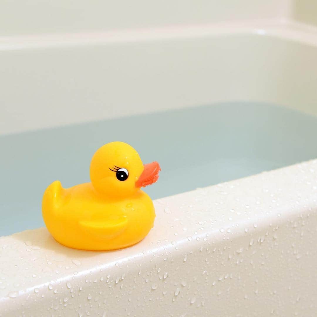 のインスタグラム：「毎日のお風呂タイム、 皆さんはしっかり湯ぶねにつかっていますか？🛀 共働き女性を対象にした調査では、 なんと半数以上が「シャワーだけですませてしまったことがある」 と答えています(ライオン調べ)。 ・ その理由の一つが お風呂掃除が大変😵💦だからだそう。  そうですよね、お風呂掃除って 浴槽をこすり洗いするのがしんどいですよね。 しゃがんだり、腰を曲げたり、 洋服が水でぬれたり！……確かにつらい作業です。  それなら！「浴槽のこすり洗いをしない」 ラクチンお風呂掃除を試してみませんか？☝✨ ・ 使うのは、浴槽をこすらないで洗える洗剤 「ルックプラス バスタブクレンジング」。 この洗剤は、浴槽全体にシューッとスプレーして 60秒そのままおくだけなんです。 洗い流せば、もう終了👍 浴槽をみがかなくてもいいんです！ ・ 特有の成分が、汚れがこびりつく力を無力化するので、 スッキリと汚れを落とすことができるのだとか🙌  こんなに浴槽掃除がラクなら 湯ぶねにつかる日が多くなりそうですね💖 ・ 生活情報サイトLideaでは、 お風呂の浴槽掃除のコツを詳しく紹介しています。 プロフィールのリンクからどうぞ☘👉@irodori_lidea ・ #irodoriLIFE #Lidea #LION #ライオン #ライオン株式会社 #掃除 #お風呂 #お風呂掃除 #バスタイム #バスタブ #入浴」