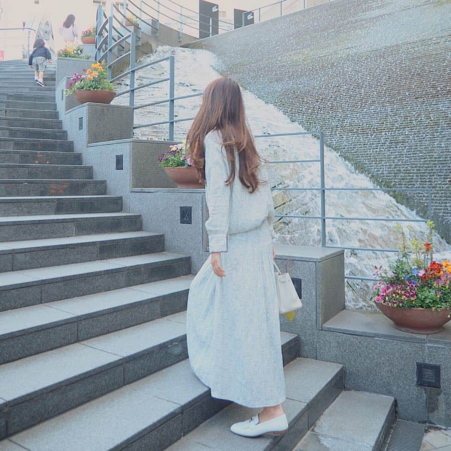 堀江直美さんのインスタグラム写真 - (堀江直美Instagram)「28日発売のセットアップは大人なニュアンスがとても可愛いく個人的にオススメのアイテムです🌿 * 毎シーズンセットアップを購入するのですが今までにない女性らしいデザインがすごく気に入っています✨ * 単品でも使えるので是非色々なスタイルを楽しんで頂けたらと思います😊 *  #HIAND#ブラウスコーデ#コーデ#コーディネート#スカートコーデ#サングラス#outfit#ootd#HERMES#エルメス#バーキン#액세서리#instafashion#선글라스#2019ss#가방#セットアップ#スカートコーデ#ブラウスコーデ#패션#30代ファッション#에르메스#hnHIAND#에르메스」3月27日 13時27分 - naomiiiiiiiiiiii