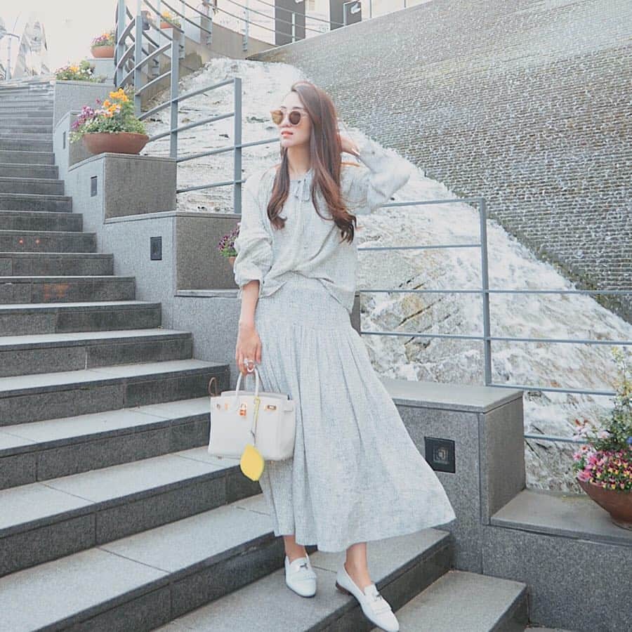 のインスタグラム：「28日発売のセットアップは大人なニュアンスがとても可愛いく個人的にオススメのアイテムです🌿 * 毎シーズンセットアップを購入するのですが今までにない女性らしいデザインがすごく気に入っています✨ * 単品でも使えるので是非色々なスタイルを楽しんで頂けたらと思います😊 *  #HIAND#ブラウスコーデ#コーデ#コーディネート#スカートコーデ#サングラス#outfit#ootd#HERMES#エルメス#バーキン#액세서리#instafashion#선글라스#2019ss#가방#セットアップ#スカートコーデ#ブラウスコーデ#패션#30代ファッション#에르메스#hnHIAND#에르메스」