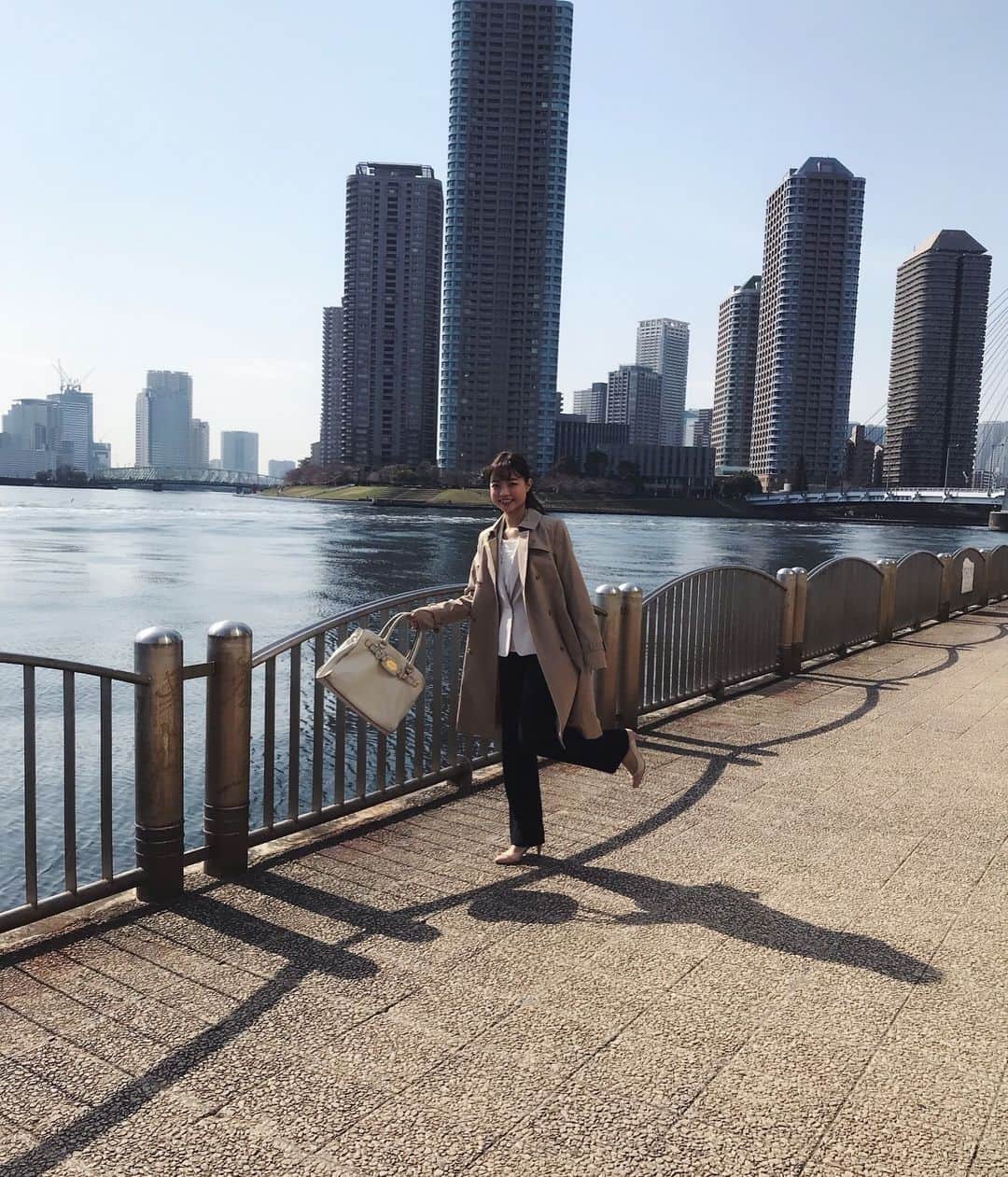 寺川里奈のインスタグラム：「あるシーンで、カットがかかった瞬間、みんなの笑みが自然とこぼれて、拍手でつつまれて。。 最高なチームでした。楽しかったー🌸 良い作品が出来上がったと思うので、またお知らせさせてください。 #メイクさんと📷💄 #映像 #撮影 #ムービー #作品」