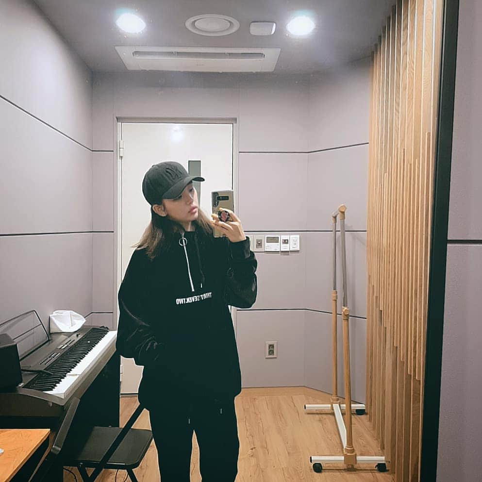 ペク・アヨンのインスタグラム：「연습을 해보겠슴다🖤」