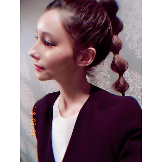 ダレノガレ明美さんのインスタグラム写真 - (ダレノガレ明美Instagram)「@roi_salon  さんでヘアーセットしてもらいました🌹 この髪型が良い！って写真みせたとおりになったよ☺️ 最近、高めのアップにして 写真のように5段くらいに結ぶ髪型好きなんだ🥺 お世話になっている大切な方へお花を持っていったのですが、 周りからも大好評でした☺️ そのあと、ざわちんやあやちゃんに会ったんだけど、みんなからも大好評だったから嬉しくて毎日やりたい！笑っ わかりやすい🤣🤣🤣 野口さん、まやちゃんありがとうございます💓」3月27日 13時37分 - darenogare.akemi