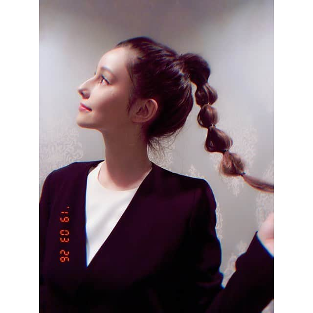 ダレノガレ明美さんのインスタグラム写真 - (ダレノガレ明美Instagram)「@roi_salon  さんでヘアーセットしてもらいました🌹 この髪型が良い！って写真みせたとおりになったよ☺️ 最近、高めのアップにして 写真のように5段くらいに結ぶ髪型好きなんだ🥺 お世話になっている大切な方へお花を持っていったのですが、 周りからも大好評でした☺️ そのあと、ざわちんやあやちゃんに会ったんだけど、みんなからも大好評だったから嬉しくて毎日やりたい！笑っ わかりやすい🤣🤣🤣 野口さん、まやちゃんありがとうございます💓」3月27日 13時37分 - darenogare.akemi