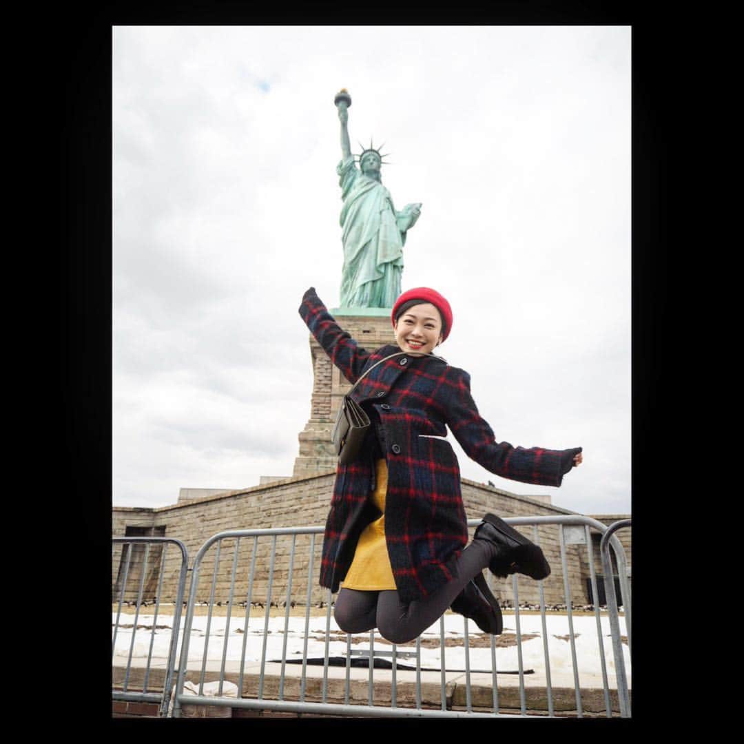 西田あいさんのインスタグラム写真 - (西田あいInstagram)「JUMP…‼︎🗽 ・ #何十回も飛んだよ #人とかぶったり目つむってたり #地面から飛べてなかったり #やっと撮れた一枚 #nyc #statueofliberty  #振り返り投稿 #あれから1年 #西田の休日 #海外編」3月27日 13時40分 - nishidaai