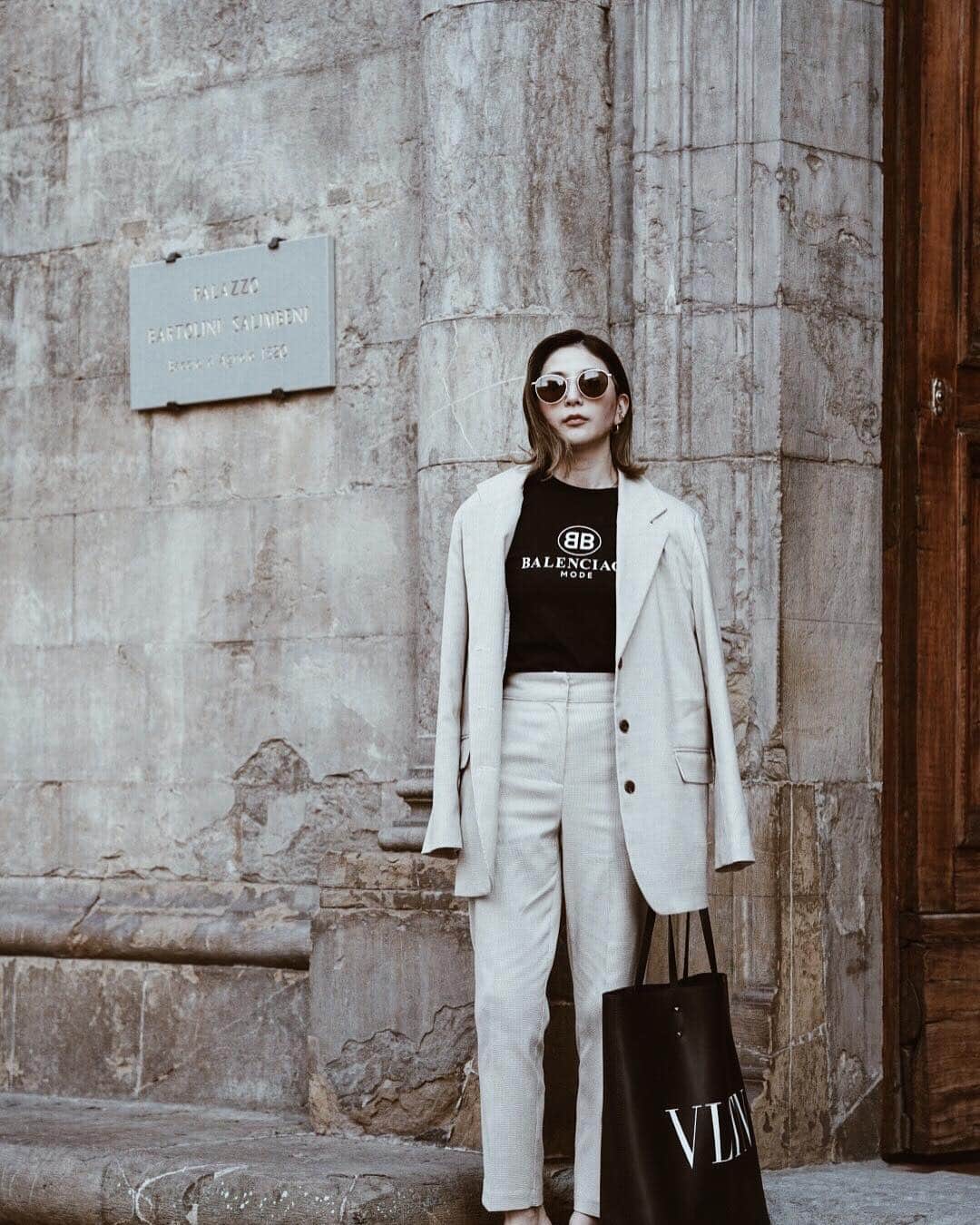 のインスタグラム：「オシャレなセットアップ♡ ハイウエストなので脚長く見える &ジャケットはお尻まで隠れる長さで スタイルカバーもしてくれます♡ 使いやすいデザインなので ジャケットはデニムの上に羽織ったり。 パンツはシャツに合わせたりと バラバラで着ても可愛い♡ ・ ・ @marque_official ・ ・ ・ #coordinate#ootd#outfit#fashion#blogger#japan#marque#marqueofficial#marqueimport#マルク#セットアップ#setup」