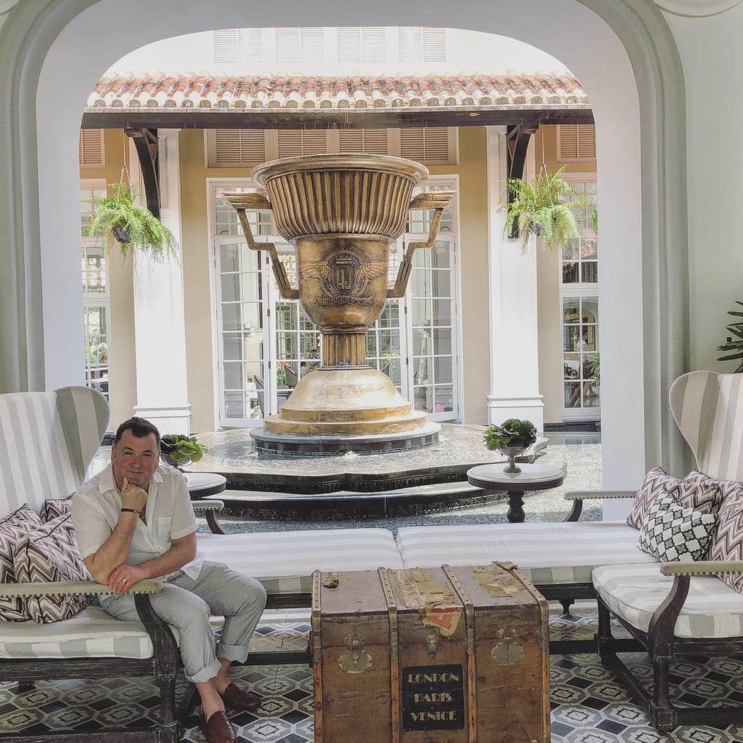 ブライアン・オーサーのインスタグラム：「Celebrating this trophy behind me.  Says “ champions of champions “」