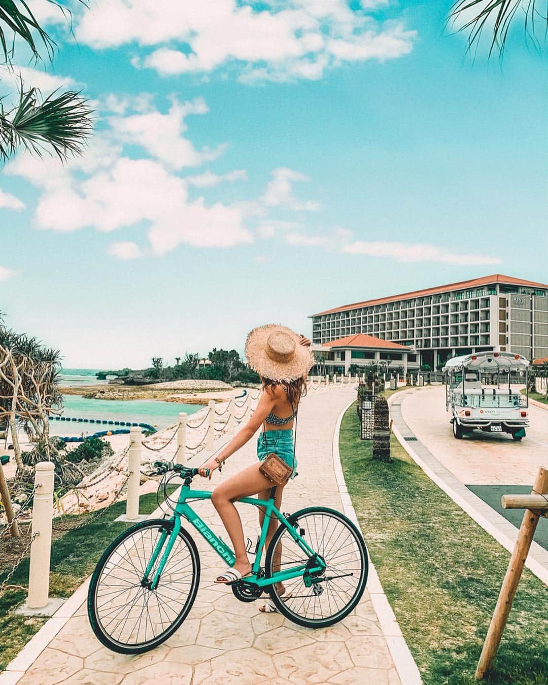 RUI ONUMAさんのインスタグラム写真 - (RUI ONUMAInstagram)「ㅤㅤㅤㅤㅤㅤㅤㅤㅤㅤㅤㅤㅤ Bicycke🚲💙 ㅤㅤㅤㅤㅤㅤㅤㅤㅤㅤㅤㅤㅤ 今回沖縄で泊まった Hyatt  Regency Seqgagaki Islandにて📷 ㅤㅤㅤㅤㅤㅤㅤㅤㅤㅤㅤㅤㅤ  水着に自転車って最高！(笑) 自転車の貸し出ししてたよ☆ 自転車の色かわいい！(笑) ㅤㅤㅤㅤㅤㅤㅤㅤㅤㅤㅤㅤㅤ ホテル専用のお洒落なトゥクトゥク (2枚目)も通っててたくさん乗った〜！☆ ㅤㅤㅤㅤㅤㅤㅤㅤㅤㅤㅤㅤㅤ ストーリーには先にupしてたけど ここのホテル本当に素敵だった😭🌴 去年新しく出来たホテルだからピカピカ☆ ホテルの前のビーチも透明度高いし プールも素敵でご飯も美味しくて ずっと住んでいたかった、、(笑) ㅤㅤㅤㅤㅤㅤㅤㅤㅤㅤㅤㅤㅤ ㅤㅤㅤㅤㅤㅤㅤㅤㅤㅤㅤㅤㅤ ホテル探しは @relux_jp でしたよ📱 素敵なホテルに泊まりたいなら Reluxを見るべし☝🏽 素敵ホテル大好き❤(笑) ㅤㅤㅤㅤㅤㅤㅤㅤㅤㅤㅤㅤㅤ 幸せな時間だった〜♡ ㅤㅤㅤㅤㅤㅤㅤㅤㅤㅤㅤㅤㅤ ――――――――――――― ㅤㅤㅤㅤㅤㅤㅤㅤㅤㅤㅤㅤㅤ 🗺 #沖縄 #okinawa ㅤㅤㅤㅤㅤㅤㅤㅤㅤㅤㅤㅤㅤ 📍#ハイアットリージェンシー瀬良垣アイランド沖縄  #hyattregency #hyattregencyseragaki ㅤㅤㅤㅤㅤㅤㅤㅤㅤㅤㅤㅤㅤ ――――――――――――― #おーぬまん沖縄旅」3月27日 13時50分 - onumaaan
