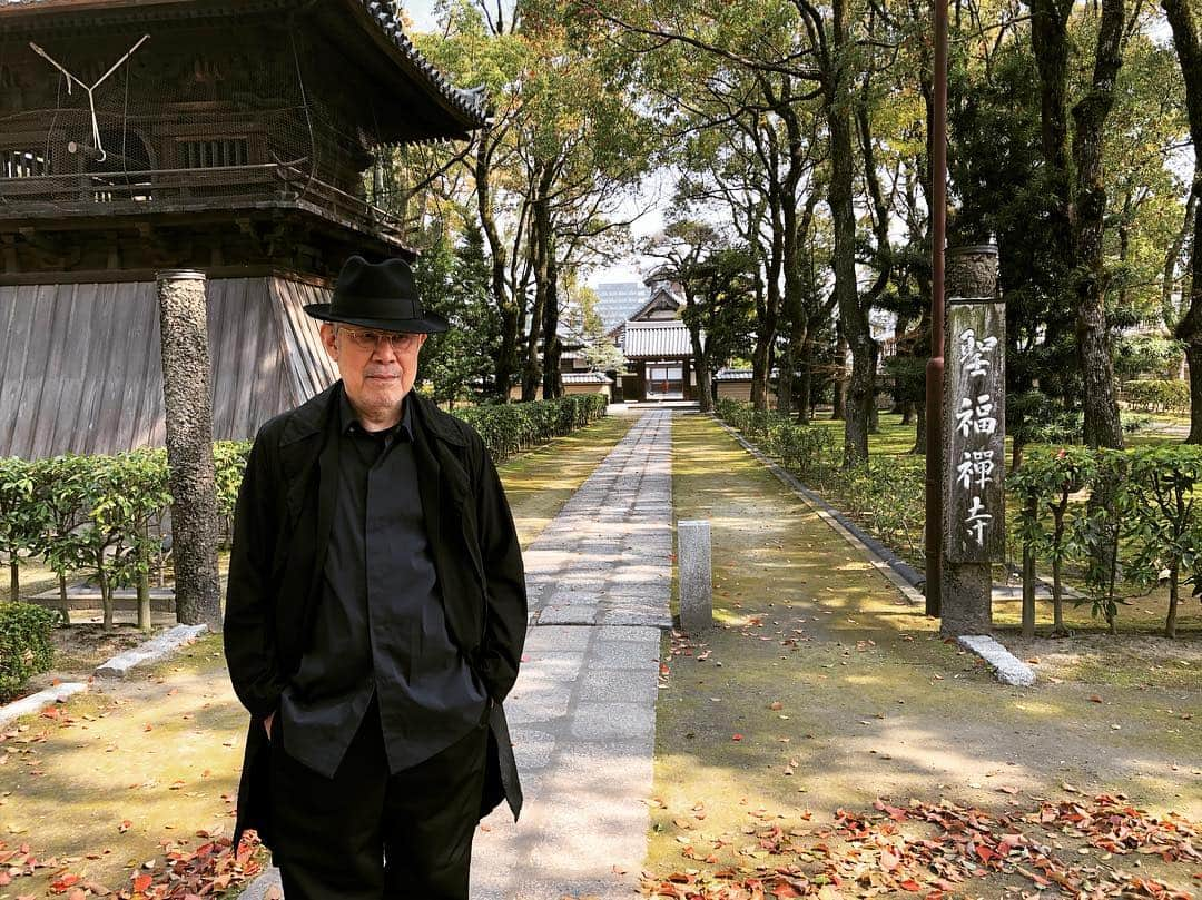 松本隆さんのインスタグラム写真 - (松本隆Instagram)「大村雅朗の追悼番組でお墓詣りした。いつか必ずと願っていたので。彼も雲の上から、やあよく来たねと喜んでくれるかな。聖子の聖と福岡の福で聖福寺という禅寺に眠っている。」3月27日 13時59分 - takashi_matsumoto_official