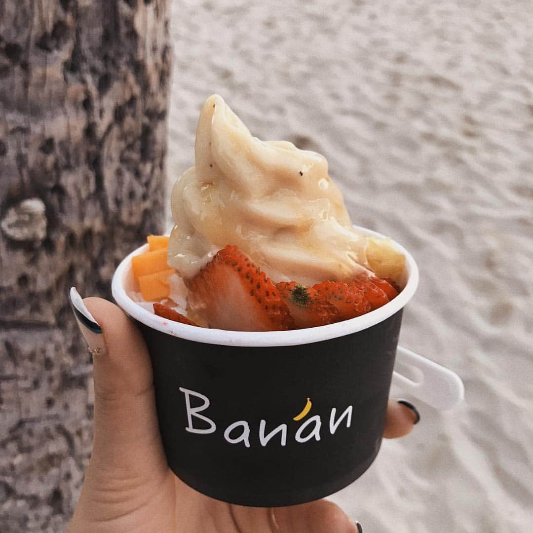 Fabiolla Takinamiさんのインスタグラム写真 - (Fabiolla TakinamiInstagram)「ハワイでココナッツでお願いします！ って言ったのに バナナが出てきた🍌w なぜ？ 美味しかったからいいけど はぃ。 アイスが食べたい気分です🍨 #hawaii#banan」3月27日 13時52分 - fabi_olla