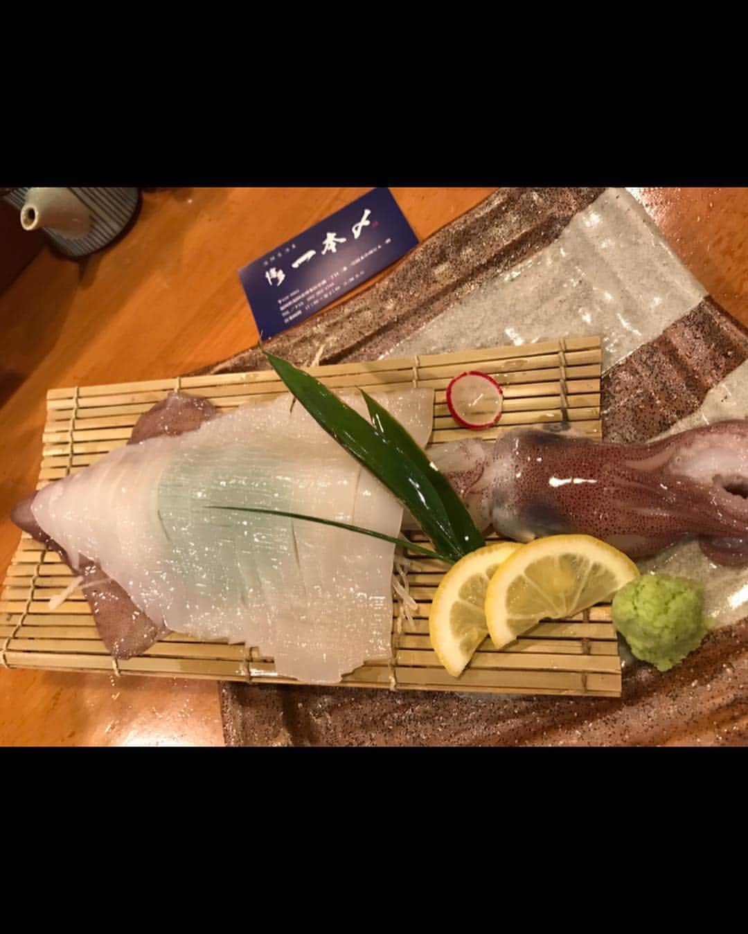 崎山一葉さんのインスタグラム写真 - (崎山一葉Instagram)「せっかくの福岡、呼子のイカを食べようと思ったら、どこも不漁らしく諦め。。 るところ…  帰る間際に大好きなサバとツナを食べに入ったお店で出会えた〜〜😍 サバとツナとイカの融合に一本〆して帰ります😍←お店の名前ね😝  よぉ〜、ポン👏  안녕!! 한국에서 가까운 일본 후쿠오카입니다!! 초밥 최고야😍  #fukuoka #博多 #一本〆 #squid  #tuna #mackerel #sushi」3月27日 13時58分 - kazuha_sakiyama