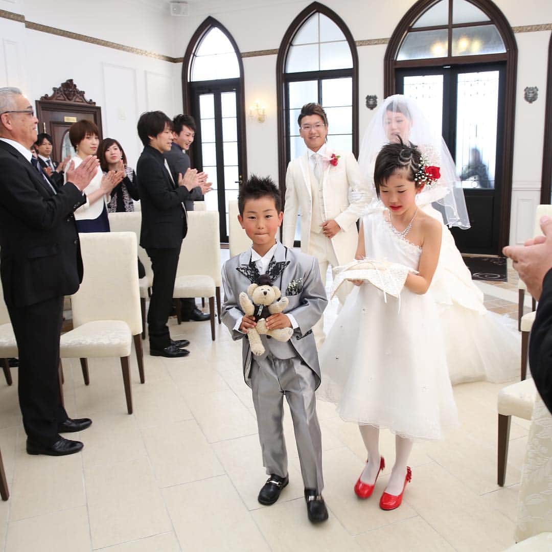 ウェディングカフェ/結婚式場無料紹介/富山・高岡・金沢・福井さんのインスタグラム写真 - (ウェディングカフェ/結婚式場無料紹介/富山・高岡・金沢・福井Instagram)「「小さな結婚式で最高の思い出🥰✨」﻿ ﻿ 「盛大な結婚式ではなく、両家の家族だけで小さな結婚式だけれど、親として思い出に残る結婚式を挙げさせたい。」と新郎さまのお母さまよりご相談。﻿ ﻿ 予算に合わせてどんな式場があるのか🤔﻿ 結婚式のスタイルや写真の種類も相談したい📸﻿ ﻿ お写真メインで、結婚式ができるお得なプランをご提案💁‍♀️﻿ ウェディングフォトと合わせて、小さな結婚式として人前式ができる大人気のプラン❤️﻿ ご両家御家族に祝福され、素敵な結婚式が出来ます⛪✨✨﻿ ﻿ ﻿ 「結婚式は考えてなかったが、母親の勧めで結婚式やってよかった😌感動の結婚式が出来ました。母に感謝します✨」と新郎さま。﻿ ﻿ どんなカタチであれ、結婚式の大切さを感じます。8月にお子様が誕生されます。﻿ 「そのときは、3人でこの結婚式を挙げた式場で写真を残したいです💓」﻿ ﻿ ﻿ #ウェディングカフェ#ウエディングカフェ#weddingcafe#結婚式#ウェディングドレス#フォトウェディング#ウェディングフォト#撮影#写真で残す結婚式#人前式#金沢#石川県#金沢市#小松市#松任市#白山市#野々市市#羽咋市」3月27日 14時03分 - kanazawa.weddingcafe