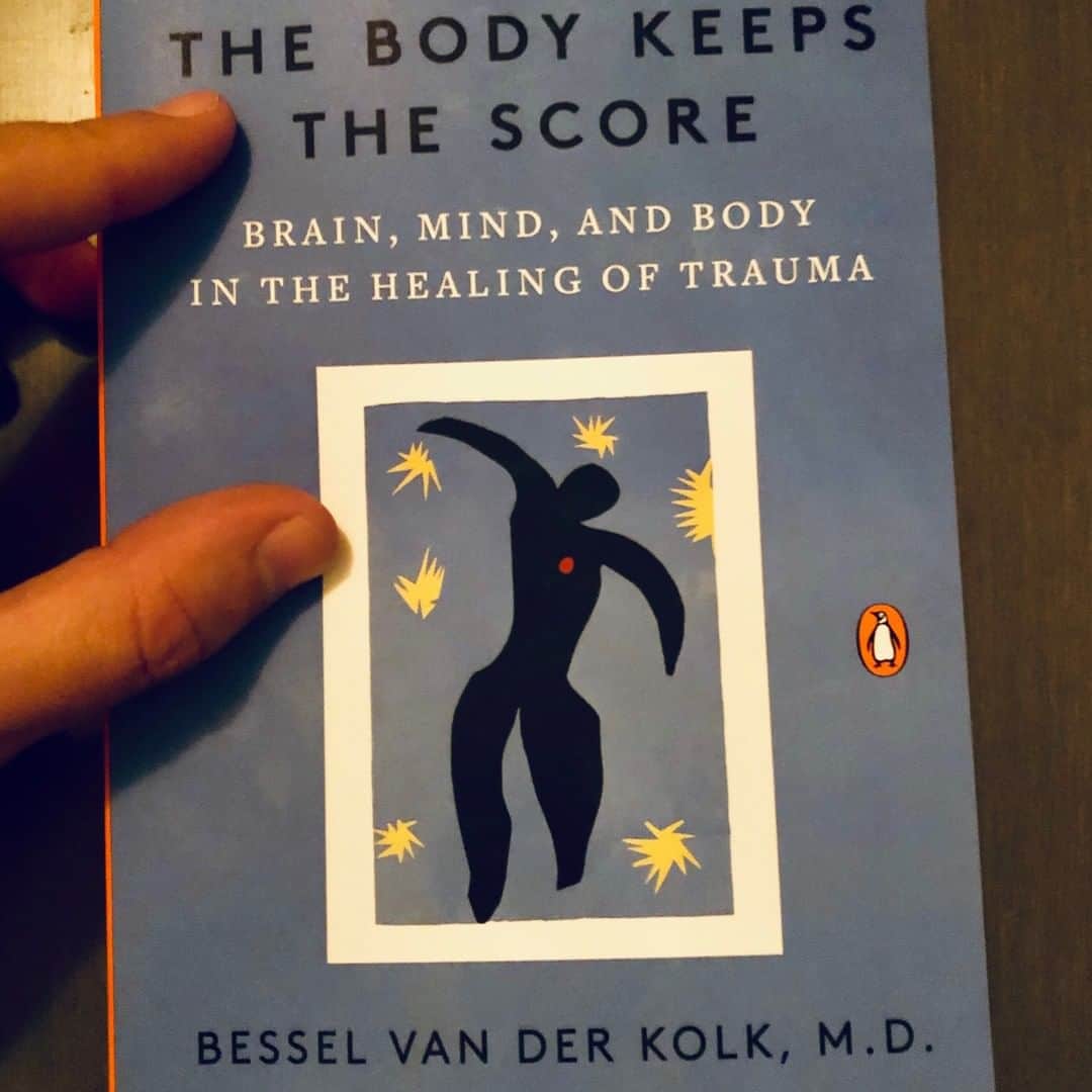 マックス・カーバーのインスタグラム：「I have always been interested in how the brain works. This book blew my mind ;) Compelling, insightful, helpful, and hopeful. Thought it was a must share.」