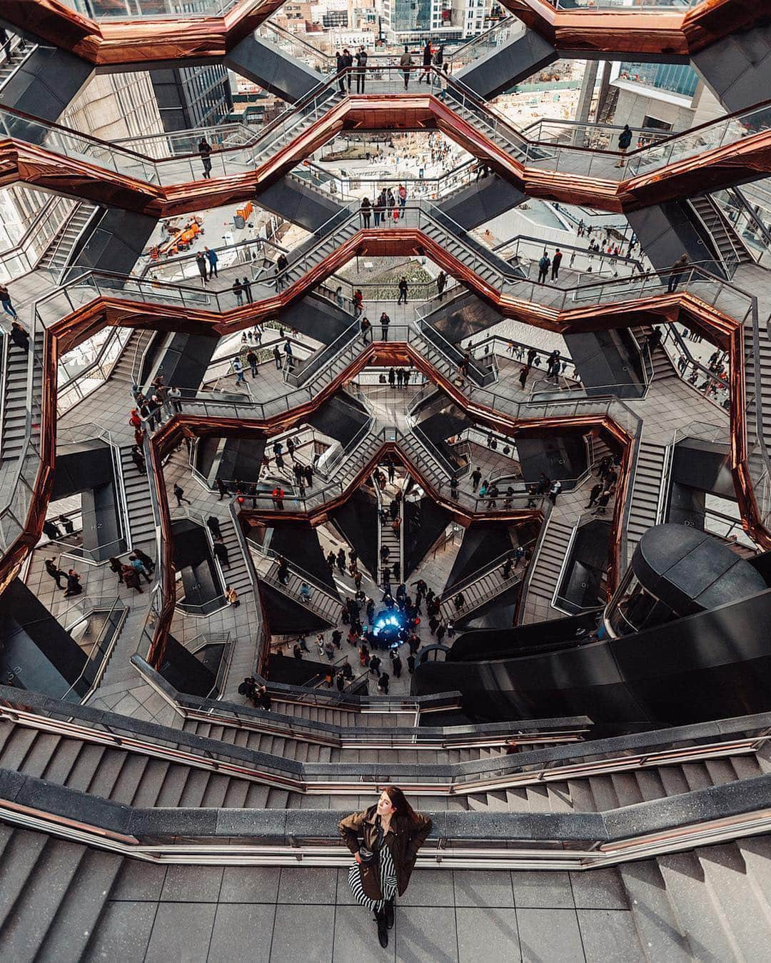 Design Milkさんのインスタグラム写真 - (Design MilkInstagram)「Over on @designmilktravels we can’t get enough of #TheVessel in #NewYork designed by #ThomasHeatherwick. Have you visited yet? \\\ Photo by @pankratova916」3月27日 5時10分 - designmilk