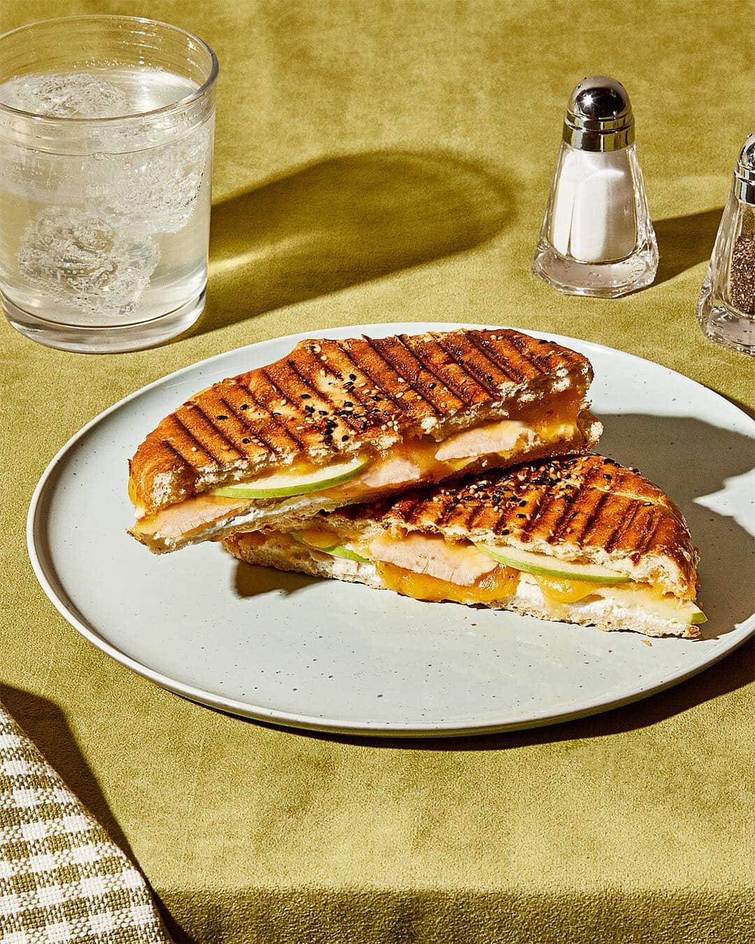 のインスタグラム：「Celebrate spring at Chobani Café with our new seasonal menu items, including our Turkey and Apple Grilled Cheese. Stop by a Chobani Café near you and ask your server for details! Tag your lunch buddy! 🥪」