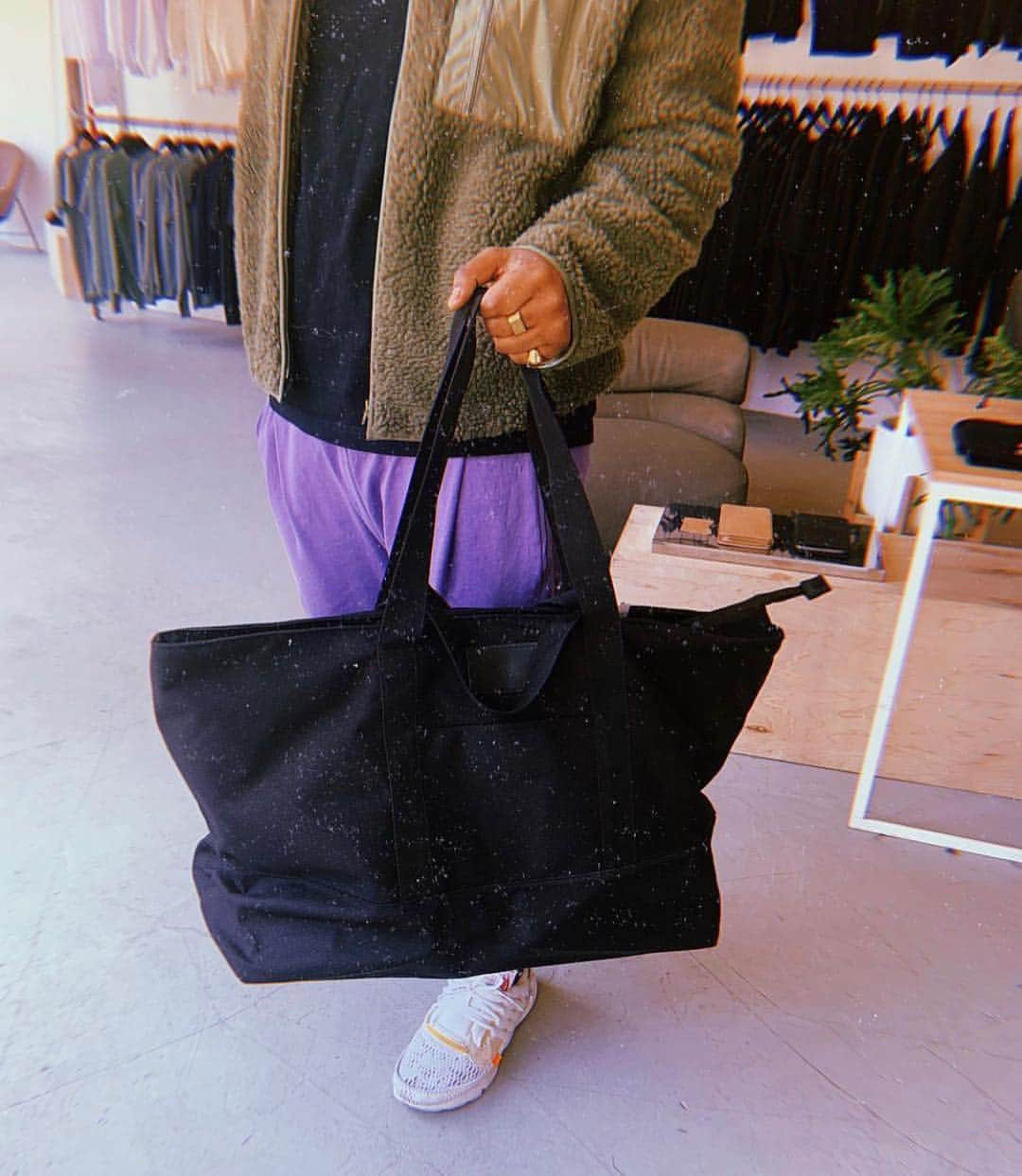 オーク ニューヨークのインスタグラム：「@akeemdewan with the new OAK Hancock Travel Tote 👜 👏」