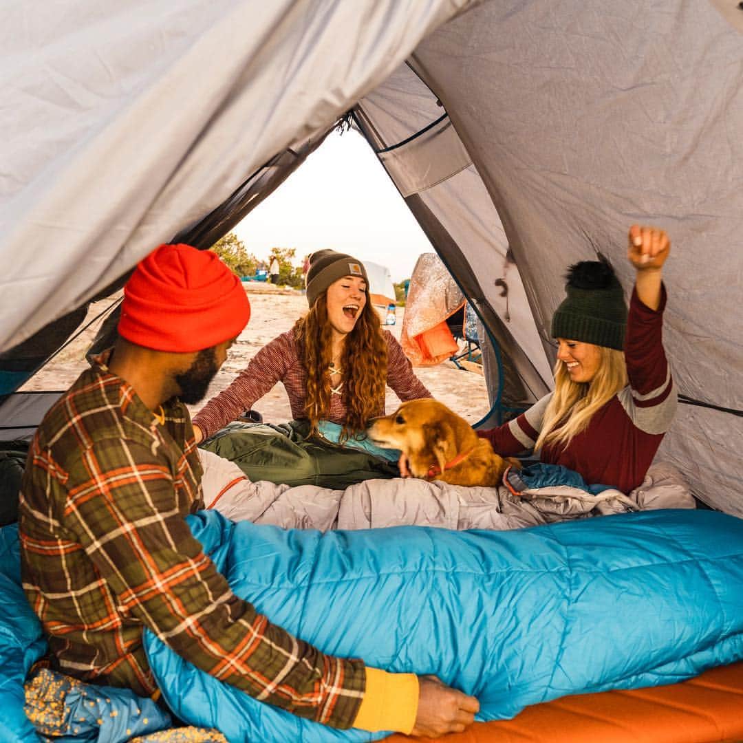 のインスタグラム：「More Friends = More Fun. Here’s a handy Who/What/Where/How group camping checklist to ensure all your times together are good ones. Check link in profile for the blog. #squadgoals #keltybuilt #builtforplay #campinglife 📷 @twm_photo」