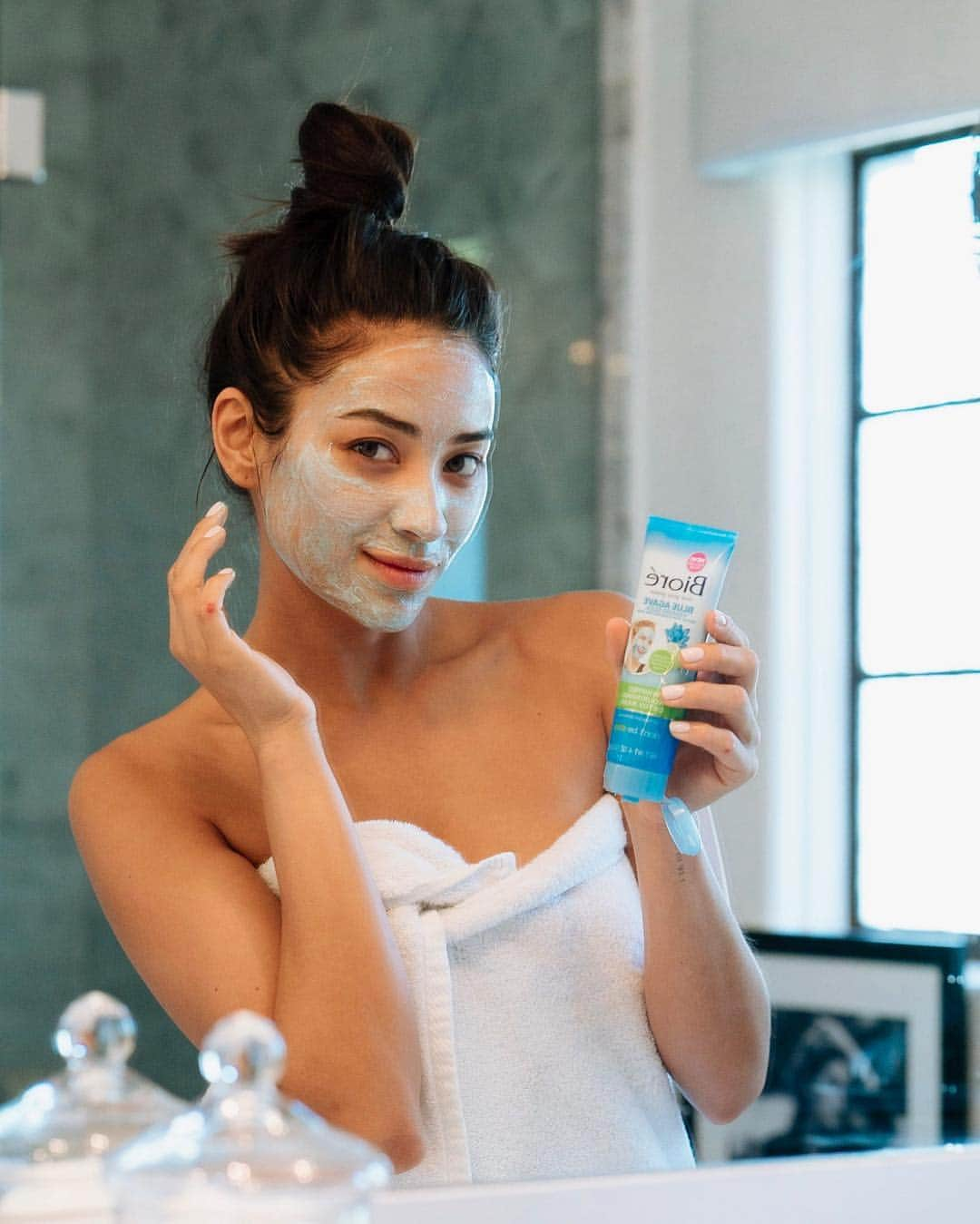 シェイ・ミッチェルさんのインスタグラム写真 - (シェイ・ミッチェルInstagram)「Even while traveling I have my mask on and stress off thanks to @bioreus Blue Agave Whipped Detox Mask. Give your skin a deep clean, pore-tingly detox 💙 #bioreambassador」3月27日 5時25分 - shaymitchell