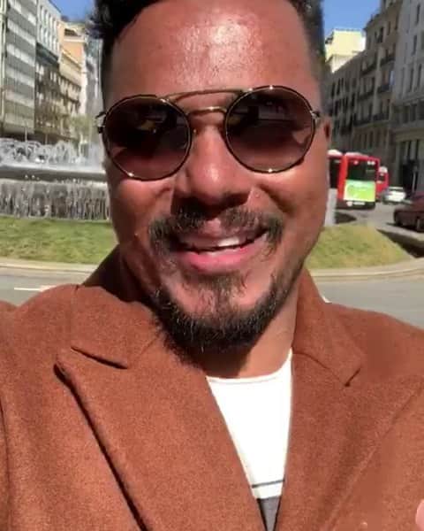 のインスタグラム：「Segura que tem novidade chegando! 😀 Nesta sexta-feira (29), às 11h, vamos fazer uma transmissão EXCLUSIVA do projeto #SorrisoMarotoAoCuboAoVivoEmCores na íntegra! 😍 É isso mesmo: vocês vão conferir TODOS OS VÍDEOS do projeto, tanto os que já lançamos como os 5 novos vídeos, de uma vez só! Massa, né? E pra participar dessa boa é moleza. Basta acessar o site http://bit.ly/sm3exclusivo, fazer seu Login usando sua conta do @spotifybrasil ou @deezerbr e pronto! Só preparar a pipoca e aguardar a sessão começar na sexta às 11h! Alguém ansioso ai? #VemSextaFeira」