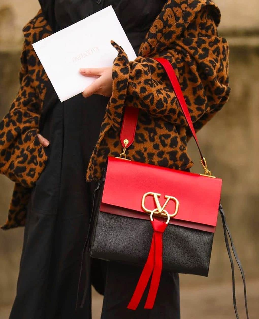 Valentinoさんのインスタグラム写真 - (ValentinoInstagram)「The #VRING observed. In Paris, @jiayea_  carries the Valentino Garavani #VRING bag in color blocked black and red.」3月27日 5時26分 - maisonvalentino