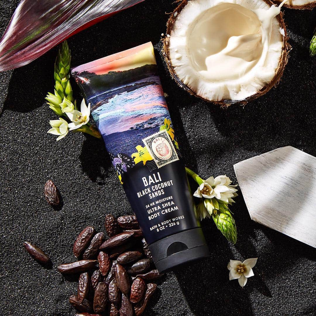 Bath & Body Worksさんのインスタグラム写真 - (Bath & Body WorksInstagram)「Have you tried our newest coconut?! 🖤 Bali Black Coconut Sands is a tropical mix of coconut milk, jasmine, sea salt musk & black sand.」3月27日 5時28分 - bathandbodyworks