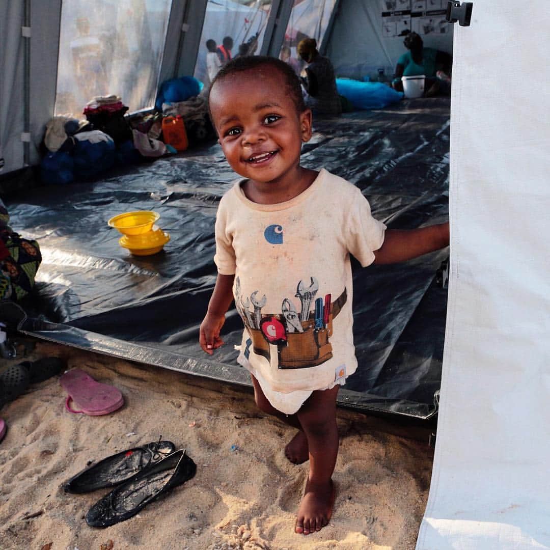 NBC Newsさんのインスタグラム写真 - (NBC NewsInstagram)「A #child exits a tent in a compound set up for displaced people suspected of having cholera in Beira, #Mozambique, where relief operations are pressing on into remote areas as unknown number of people remain without aid more than 10 days after #Cyclone #Idai tore through the country. . 📷 Tsvangirayi Mkwazhi / @apnews」3月27日 5時41分 - nbcnews