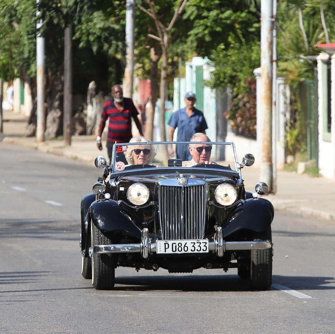 クラレンス邸さんのインスタグラム写真 - (クラレンス邸Instagram)「In John Lennon Square, #Havana, The Prince and The Duchess meet owners of British classic cars and motorbikes and greet local residents. TRH travelled to the event in a 1953 MG TD. #RoyalVisitCuba 📸 4: PA」3月27日 5時54分 - clarencehouse