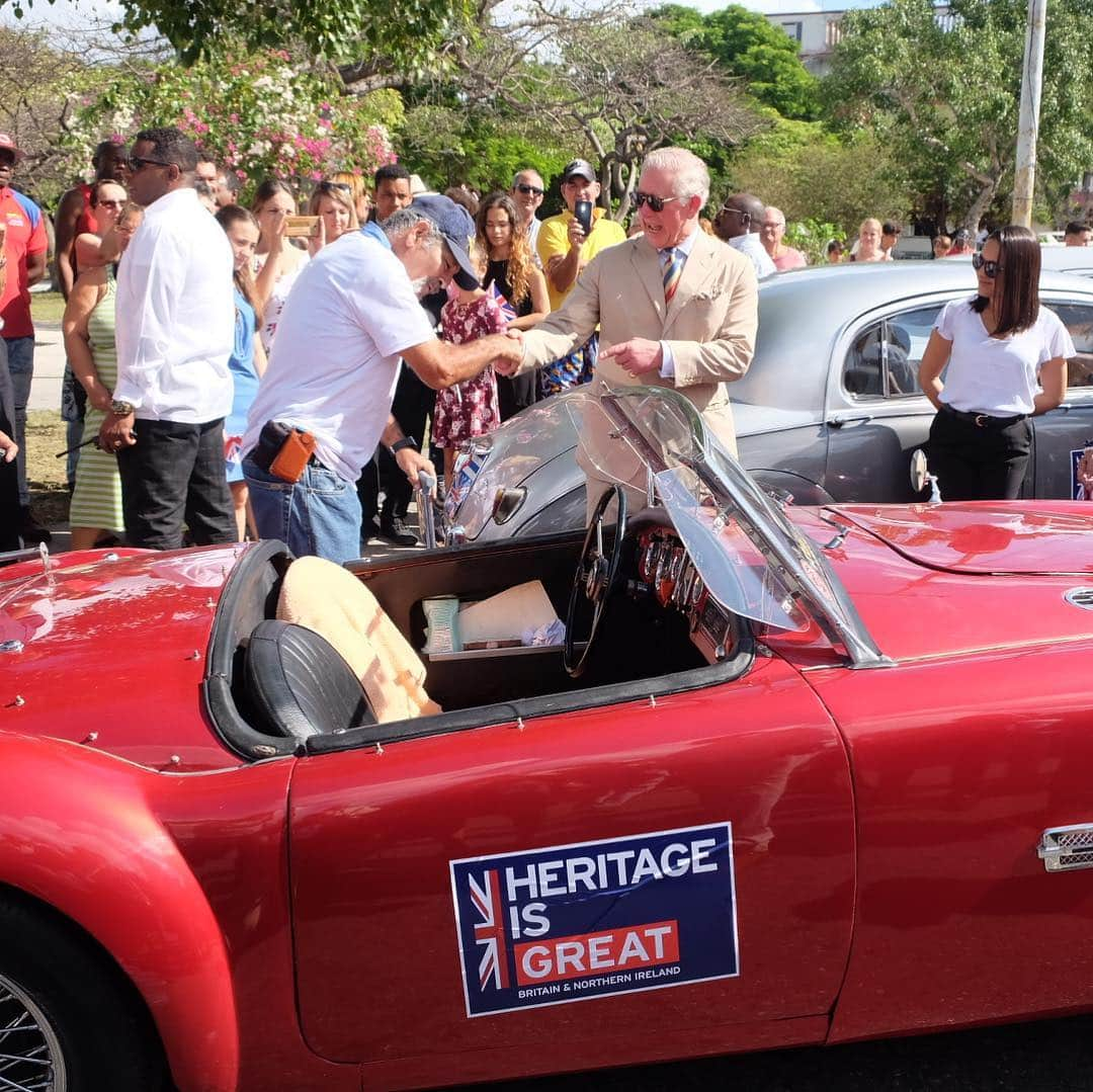 クラレンス邸さんのインスタグラム写真 - (クラレンス邸Instagram)「In John Lennon Square, #Havana, The Prince and The Duchess meet owners of British classic cars and motorbikes and greet local residents. TRH travelled to the event in a 1953 MG TD. #RoyalVisitCuba 📸 4: PA」3月27日 5時54分 - clarencehouse