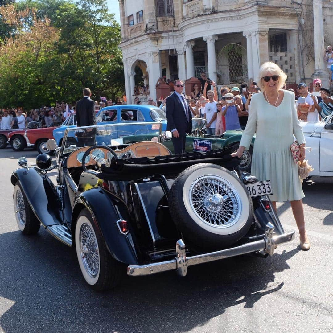 クラレンス邸さんのインスタグラム写真 - (クラレンス邸Instagram)「In John Lennon Square, #Havana, The Prince and The Duchess meet owners of British classic cars and motorbikes and greet local residents. TRH travelled to the event in a 1953 MG TD. #RoyalVisitCuba 📸 4: PA」3月27日 5時54分 - clarencehouse