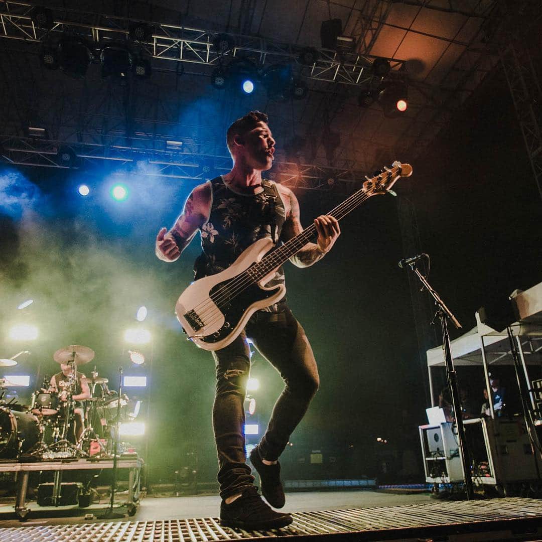 のインスタグラム：「Bass face for the win 🐟🎸 #bassguitar #tourlife #5string #alltimelow #tattoos #musicians」
