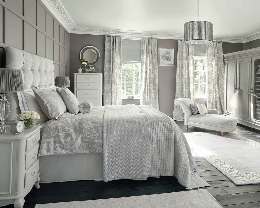 のインスタグラム：「Despite its reputation, grey isn’t too cold for cosy spaces. When paired with sumptuously soft pieces like quilts or fabric headboards, grey interiors are inviting and plush.」