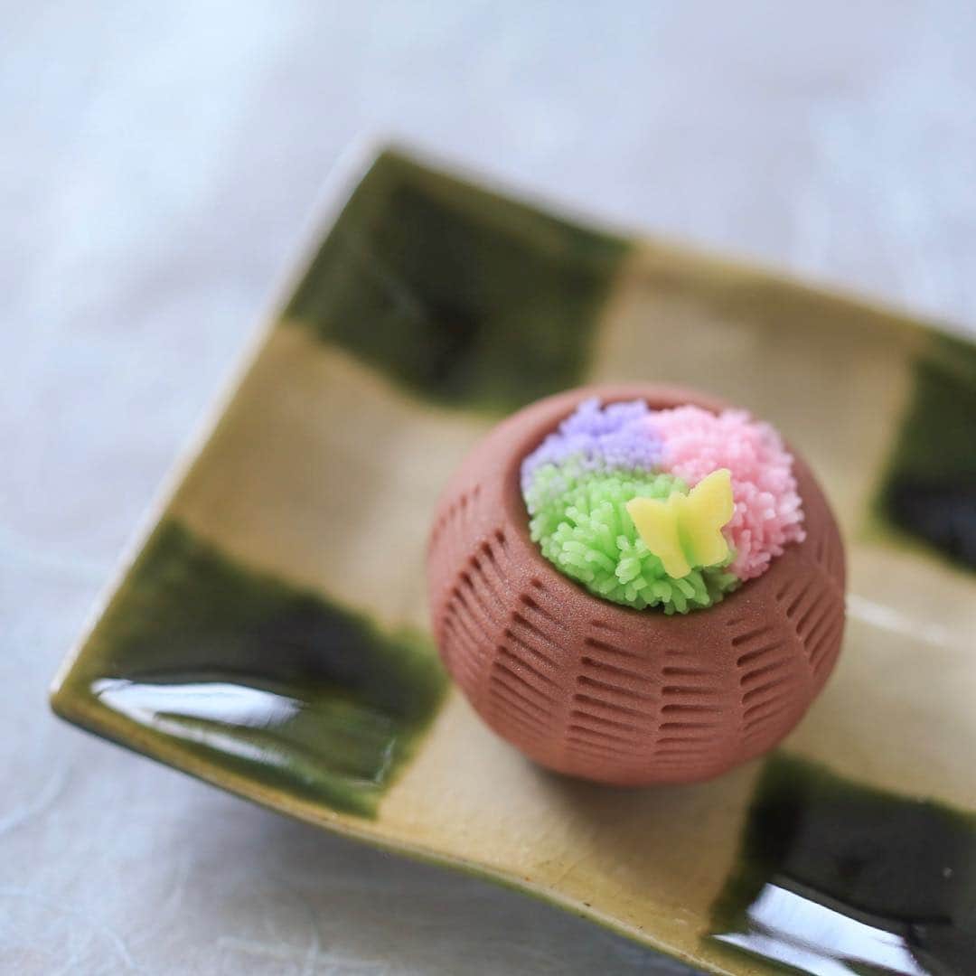 Toru Tsuchieさんのインスタグラム写真 - (Toru TsuchieInstagram)「今日の和菓子はねりきりで作った花籠です。 ねりきりとは白餡に餅や芋を混ぜて作った和菓子で 茶道 で使われる「主菓子」の一種です。 撮影 用に作成しました。  フェイスブックページのいいね！もよろしくお願いします。 https://www.facebook.com/shishisu/ Today's wagashi is Flower bud with Nerikiri. The Nerikiri is the material of wagashi made by mixing the rice cake and yam in white bean. Is a kind of "Jounamagashi" as used in the tea ceremony. The sweets I've made for the shooting. #kook #福泉堂  #和菓子  #Милий #wagashi  #торт #出雲  #春 #カメラ好きな人と繋がりたい  #写真好きな人と繋がりたい　 #Japan_of_insta #和スイーツ #handmade　 #جميل #Japan #wagashi  #красивый #器  #blossom #gâteau #ig_color  #일본디저트  #Mignon  #igfood #craftsman #Kuchen #桜 #สวย #sweets #kawaii」3月27日 6時17分 - choppe_tt