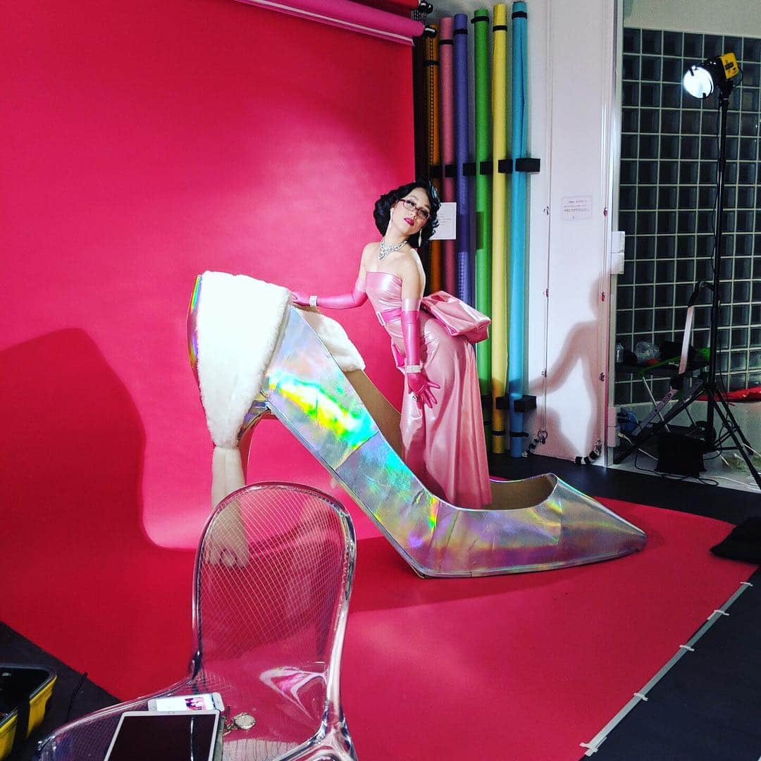 北見えりさんのインスタグラム写真 - (北見えりInstagram)「I'm a material girl! My latex photo book shoot.  ラバー写真集 #Gkitaeri の撮影でした。 Chiaki @c_creepers  さんヘアメイクで別人のように変身させてもらいましたよ‥♡ ラバーはkurageさん @kurage_latex_art  にオーダー。 靴も大道具を作れる方にオーダーしました！ 写真集を販売できるのはあと少し先ですが、 頑張って残りの撮影終わらせますね💓  #latex #selfpublish #photobook #rubber #Madonna #materialgirl #hommage #shoe #bigprops #prop #pink #instagood #cute #latexfetish #latexdress #longglobe #make #hairset #japanesegirl #eri_kitami」3月27日 6時09分 - eri_kitami