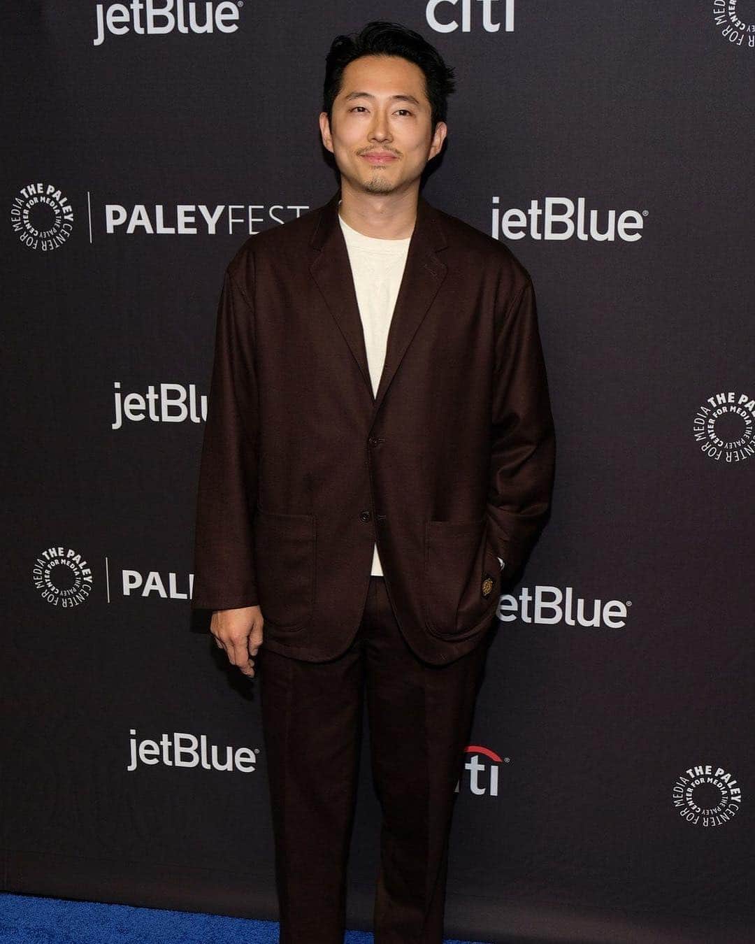 GQさんのインスタグラム写真 - (GQInstagram)「The fashion gods have been making a big deal of roomy suits for a few years now. If you're thinking about loosening up for real this summer, hit the link in bio for @steveyeun's guide to wearing a big suit.」3月27日 6時29分 - gq