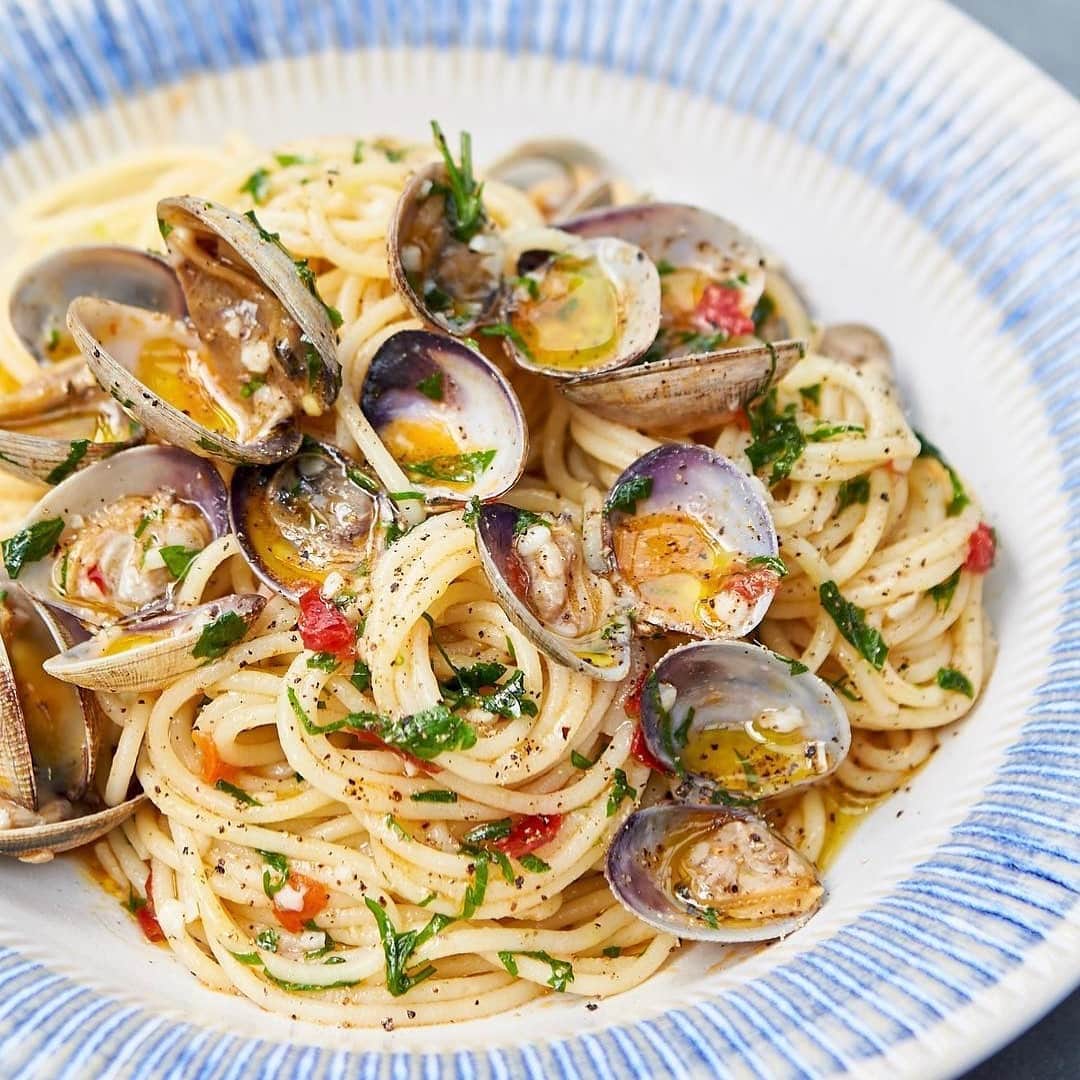 ジェイミー・オリヴァーさんのインスタグラム写真 - (ジェイミー・オリヴァーInstagram)「spaghetti Vongole 🙌🏼 Amazing Aussie clams, 🌶 , garlic , capers, cherry tomatoes , wine and parsley #jamiesitalianau」3月27日 6時30分 - jamieoliver