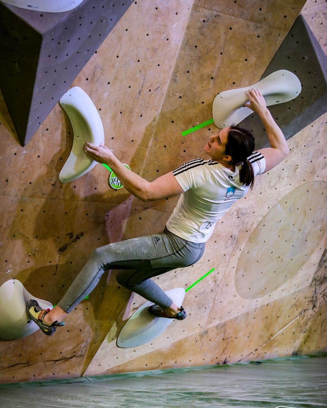 ユリア・クルーダーのインスタグラム：「Failed miserably in semis this weekend 😓 I was really tired from qualifications round and I couldn’t keep my head up 😅🤷🏻‍♀️ gotta stay positive because #worldcup is approaching fast 💨🤩 📸: @tomahawkmediacom  @sloveniaclimbing @scarpaspa #scarpaspa #scarpa #drago #climbing #bouldering #StudioBloc #StudioblocMasters #slovenijapleza #girlswhoclimb #climbing_lovers #climbing_is_my_passion #climbing_worldwide #climbinggirl #climbing_pictures_of_instagram」