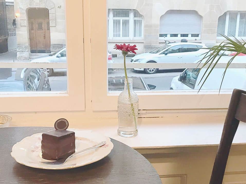 Nagisa 나기사さんのインスタグラム写真 - (Nagisa 나기사Instagram)「🇩🇪1812ドイツtrip🇩🇪﻿﻿ ﻿ 現在地Mexico🇲🇽Tripはストーリーにて﻿﻿ ﻿﻿ ﻿ シュトゥットガルトで美味しいケーキ！と言うことで調べて辿り着いたのが﻿ ﻿ tarte törtchen﻿ ﻿ ケーキは大体どれも4-5€ほど。﻿ ﻿ 私はWiener Walzerに。﻿ チョコムースにキャラメルアプリコット、チョコレートという組み合わせ❤️﻿ ﻿ ﻿ ﻿ ﻿﻿﻿﻿﻿﻿﻿ #海外生活 #外国生活 #ドイツ旅行 #クリスマスマーケット #ドイツクリスマスマーケット #シュトゥットガルト #エスリンゲン #エスリンゲン中世クリスマスマーケット #sagojoinsta #retrip_germany #retrip #タビジョ #旅行好きな人と繋がりたい #女子旅 #世界一周 #アイルランド留学 ‪#アイルランド語学留学 #アイルランドワーホリ #ワーホリ #ギリホリ #germany #jtbで旅したい #タビジェニ #anaタビキブン﻿ #タビジェニアンバサダー  #stayway女子旅」3月27日 6時52分 - nagisa0713