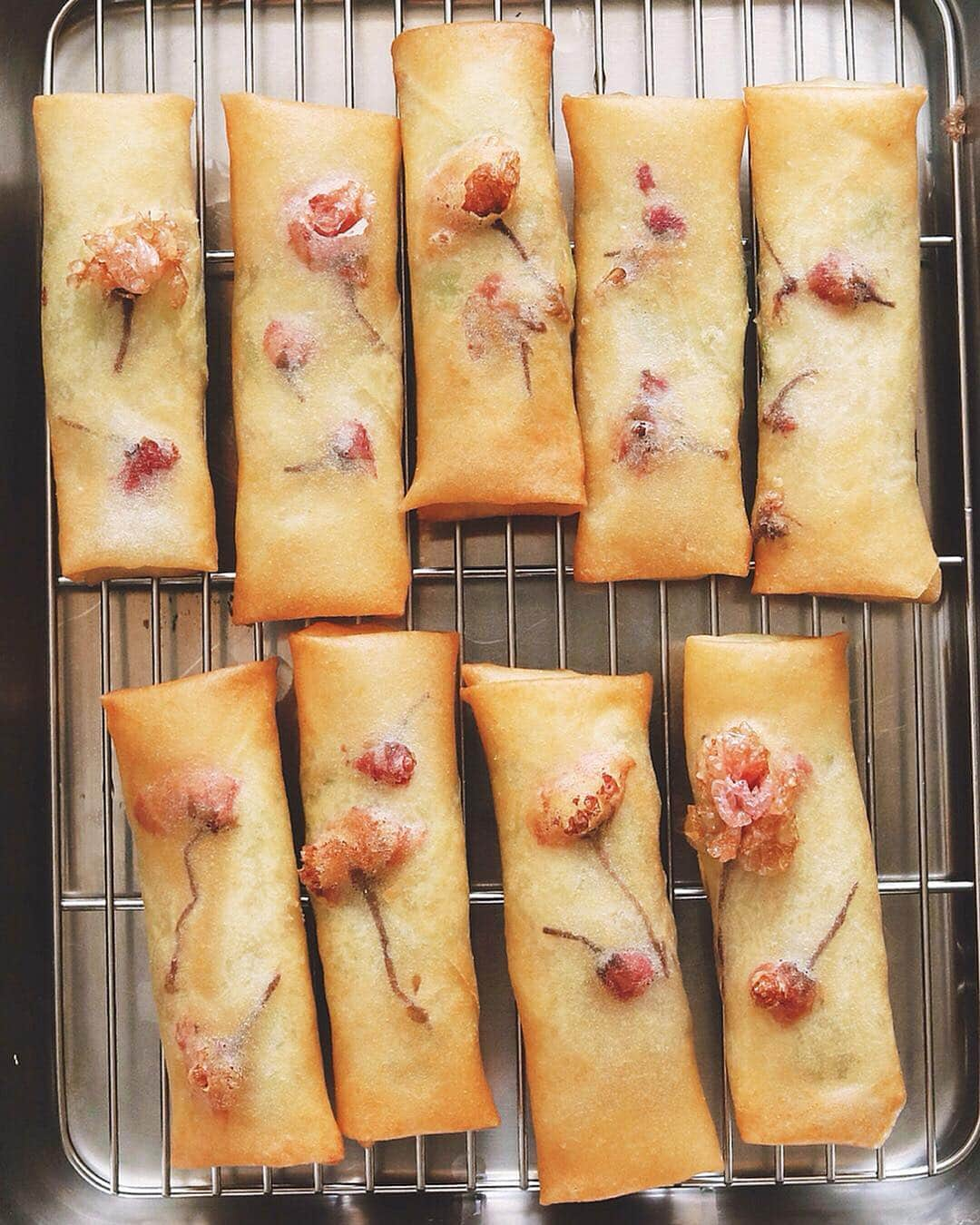 樋口正樹さんのインスタグラム写真 - (樋口正樹Instagram)「Spring rolls 🌸 . お花見用の春巻き。 桜の花の塩漬けを 皮に挟んでいます。 . 桜の花の塩漬けは 僅かに水分を残し 包むと花が膨れて 皮が破け油もはね、 少し危険ですけど でもこれはこれで おもしろかったり。 揚げるときは注意！ . 春の具材を包んだ レシピはのちぼど。 . #桜の春巻き #桜の花の春巻き #春巻き #桜の花の塩漬け #お花見用 #揚げ物 #springroll #springrolls #🌸」3月27日 7時00分 - higuccini