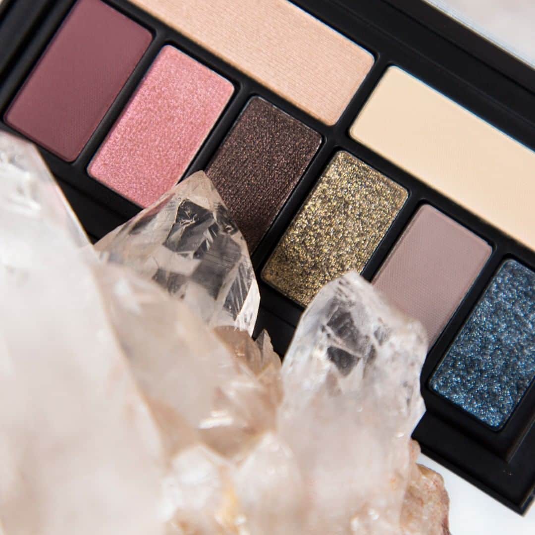 Smashboxのインスタグラム：「How good are the crystal-inspired shades from the new Cover Shot Crystalized Eye Palette? ✨#CrueltyFree #GetCrystalized⠀⠀⠀⠀⠀⠀⠀⠀⠀ ⠀⠀⠀⠀⠀⠀⠀⠀⠀ ✨ Heart Healer ✨ warm champagne metallic w/hot pink pearl inspired by rose quartz⠀⠀⠀⠀⠀⠀⠀⠀⠀ ✨ Sage My Name ✨ ivory matte inspired by white jasper⠀⠀⠀⠀⠀⠀⠀⠀⠀ ✨ Inner G ✨ deep wine matte inspired by bloodstone⠀⠀⠀⠀⠀⠀⠀⠀⠀ ✨ Light Twerker ✨ coral metallic w/ hot pink pearl inspired by spirit quartz⠀⠀⠀⠀⠀⠀⠀⠀⠀ ✨ All the Heals ✨ deep garnet metallic inspired by garnet⠀⠀⠀⠀⠀⠀⠀⠀⠀ ✨ Mystic Opportunity ✨ cool green gold metallic inspired by pyrite⠀⠀⠀⠀⠀⠀⠀⠀⠀ ✨ You're Grounded ✨ warm grey matte inspired by smoky quartz⠀⠀⠀⠀⠀⠀⠀⠀⠀ ✨ Hex Appeal ✨ gunmetal foil inspired by hematite」