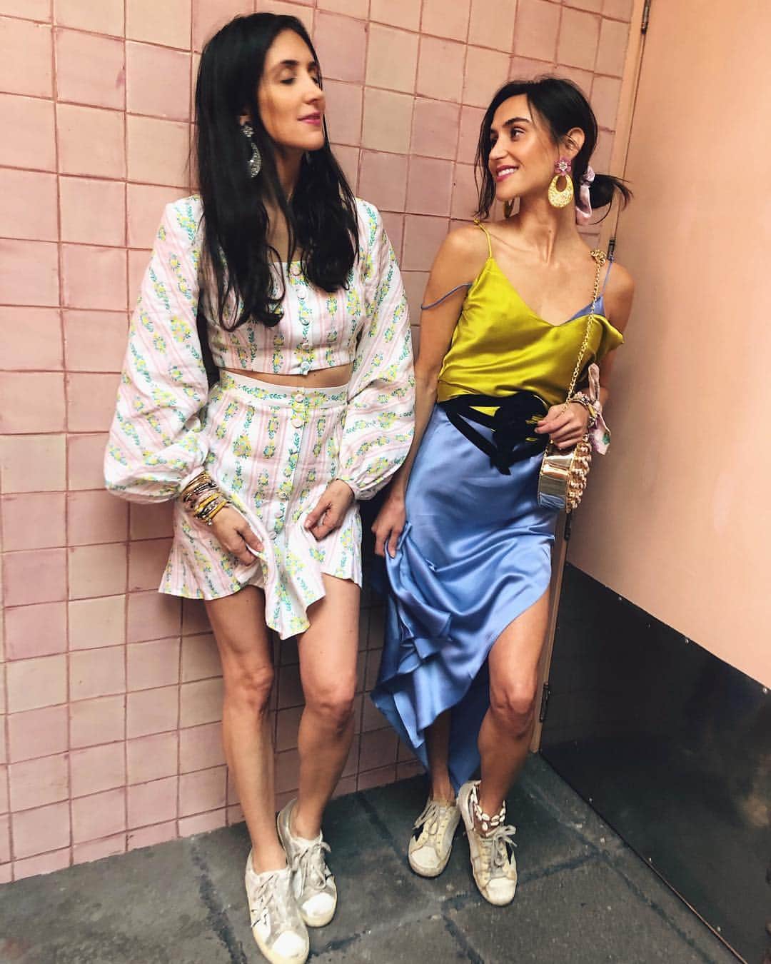 のインスタグラム：「Hermana, hermana 💃🏻 • Tap to shop @danielleasnyder and @jodiesnydermorel’s Mexico City looks #dannijogirls」