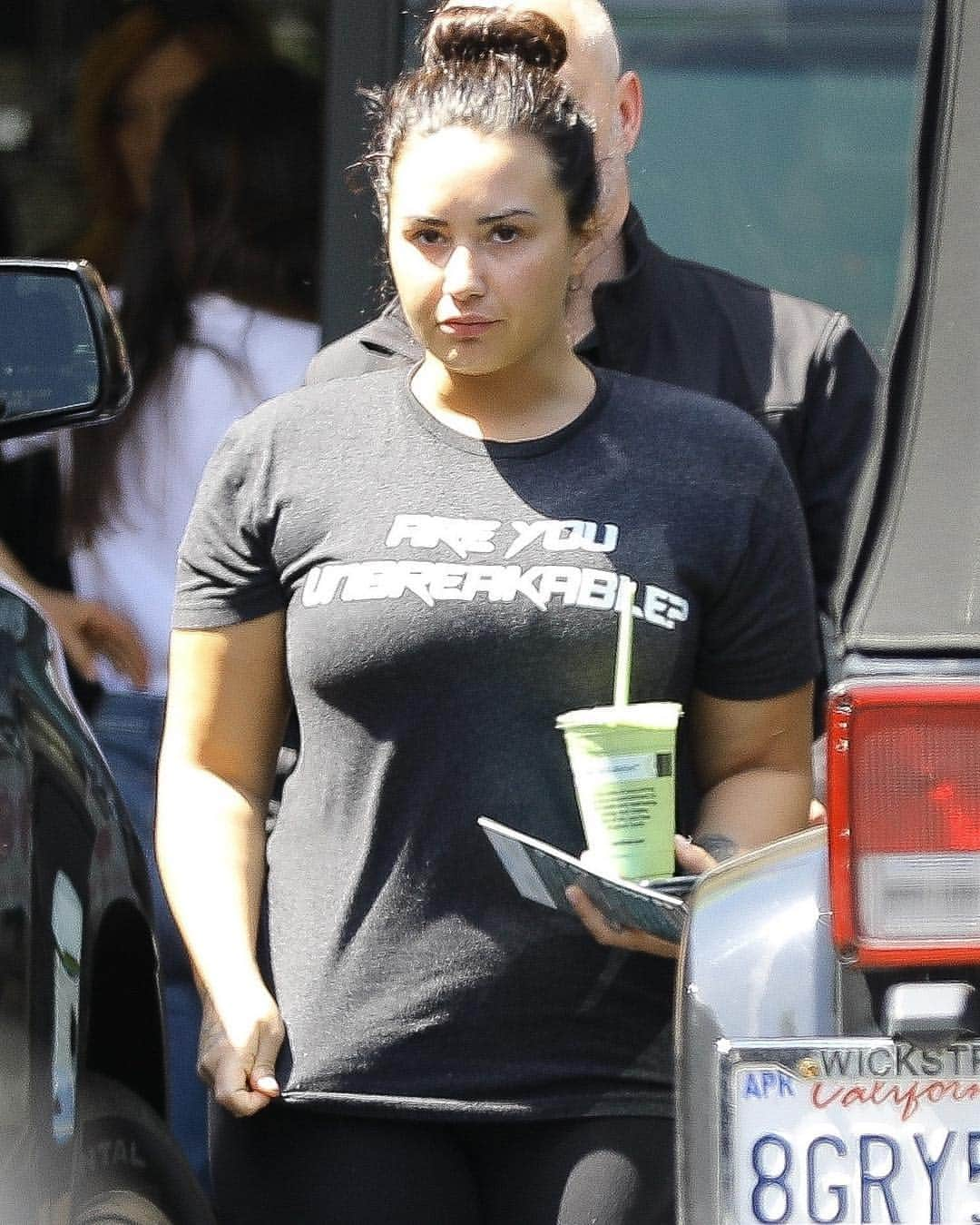 Just Jaredさんのインスタグラム写真 - (Just JaredInstagram)「@ddlovato picks up a green juice after her afternoon workout!  #DemiLovato Photo: Backgrid」3月27日 7時08分 - justjared